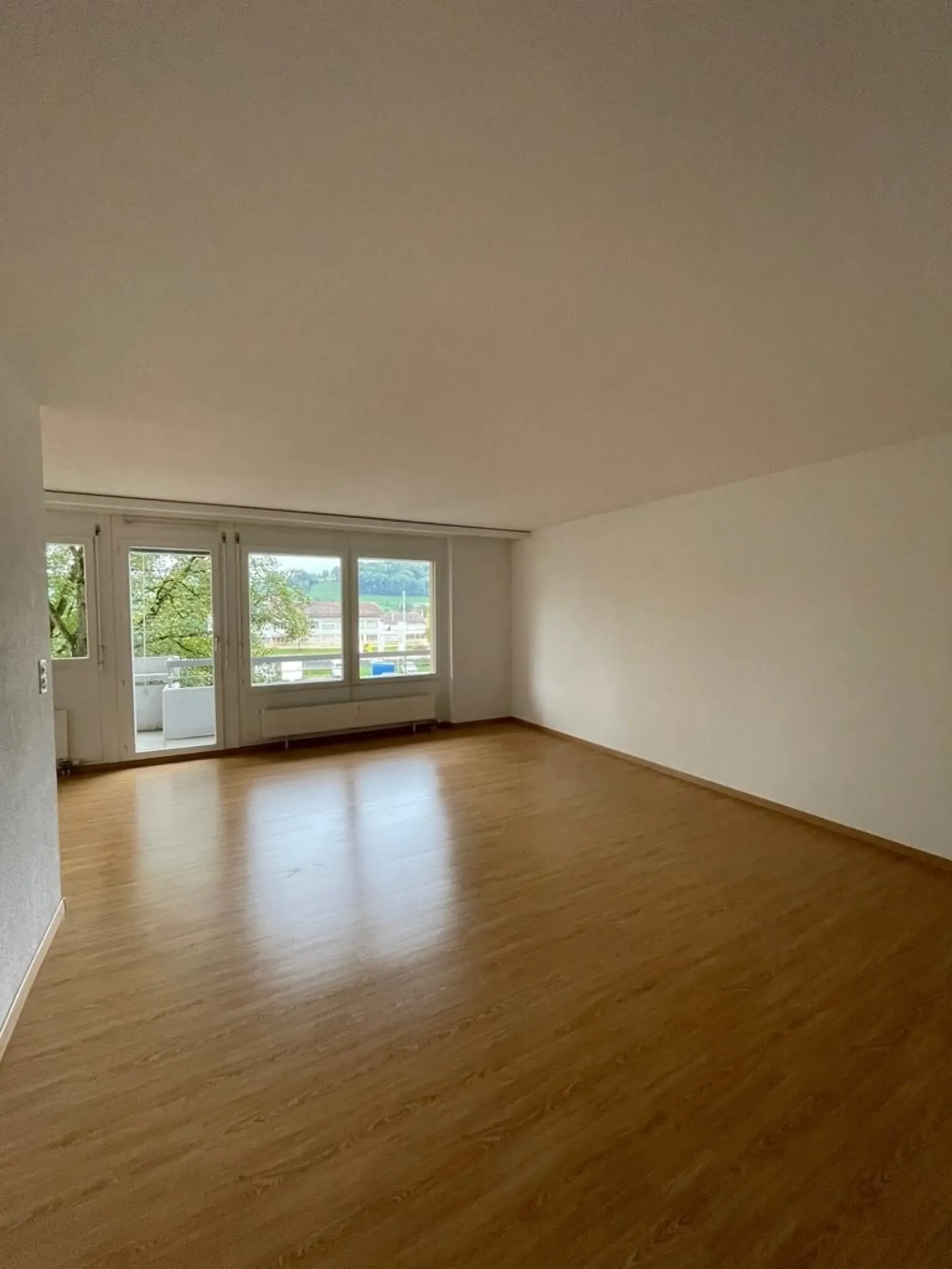 Helle 3.5-Zimmerwohnung mit grosszügigem Balkon und schöner Aussicht