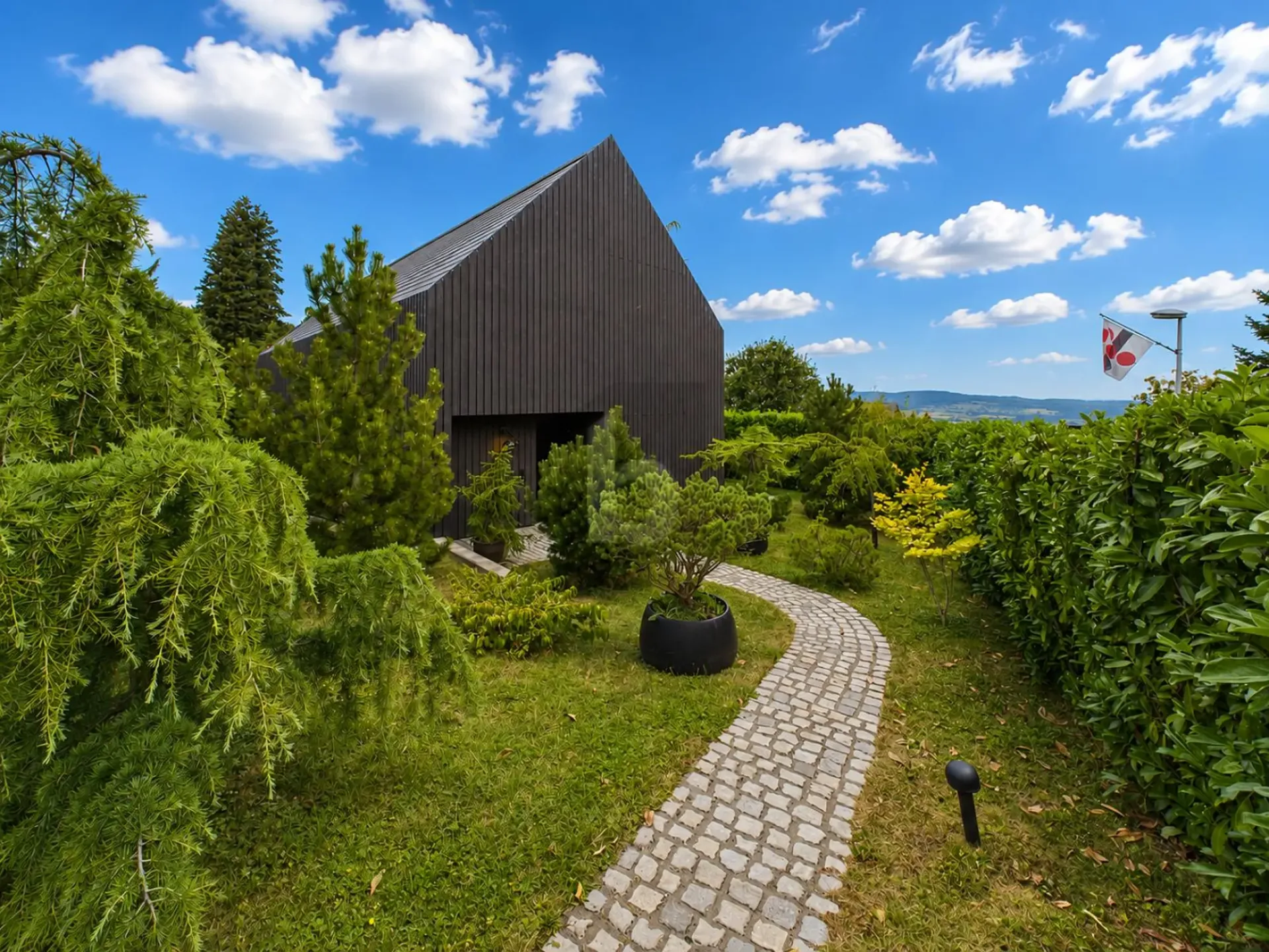 Unique property with sunny garden!
