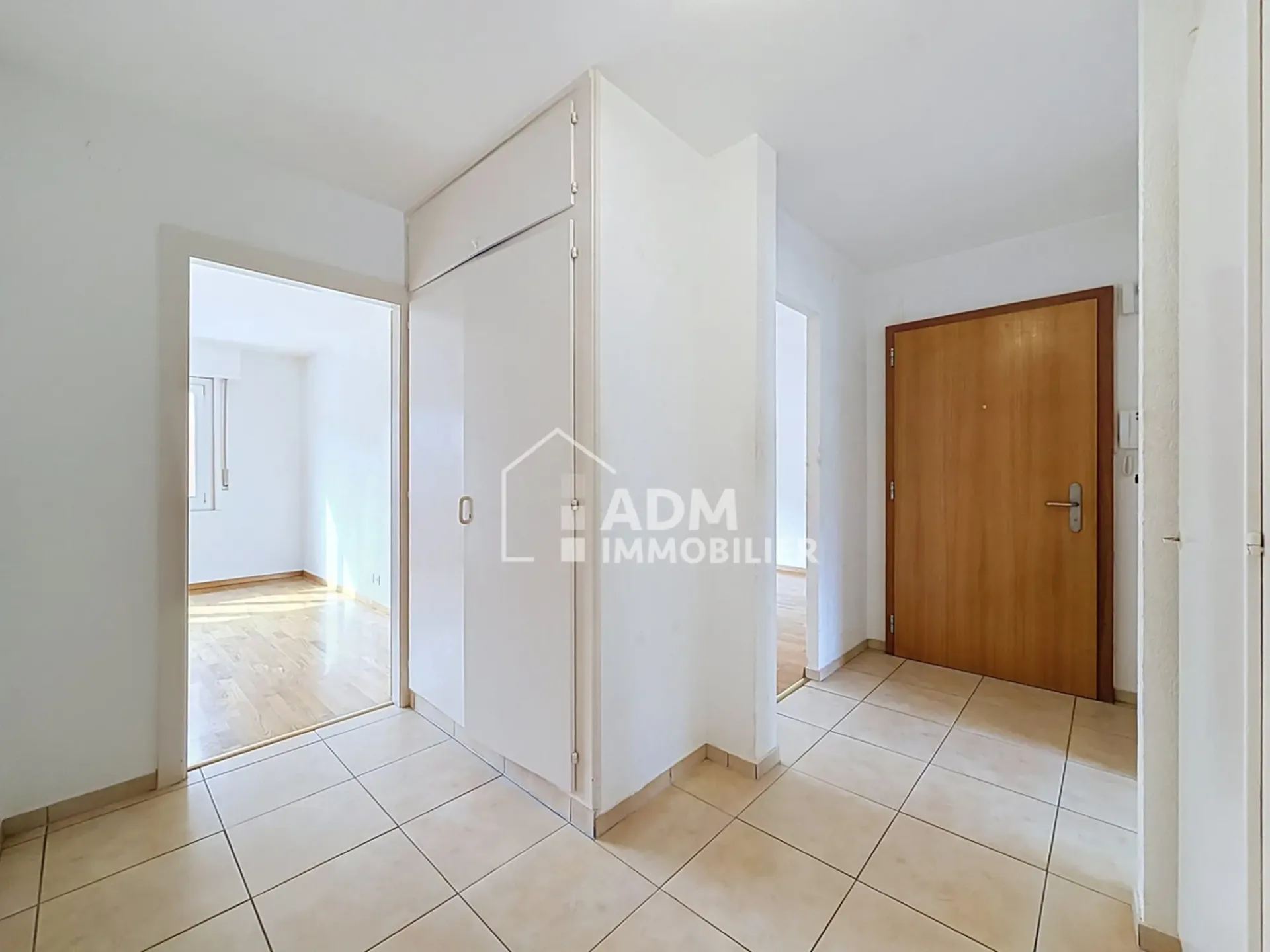 Wohnung mit 3.5 Zimmern und zwei Parkplätzen