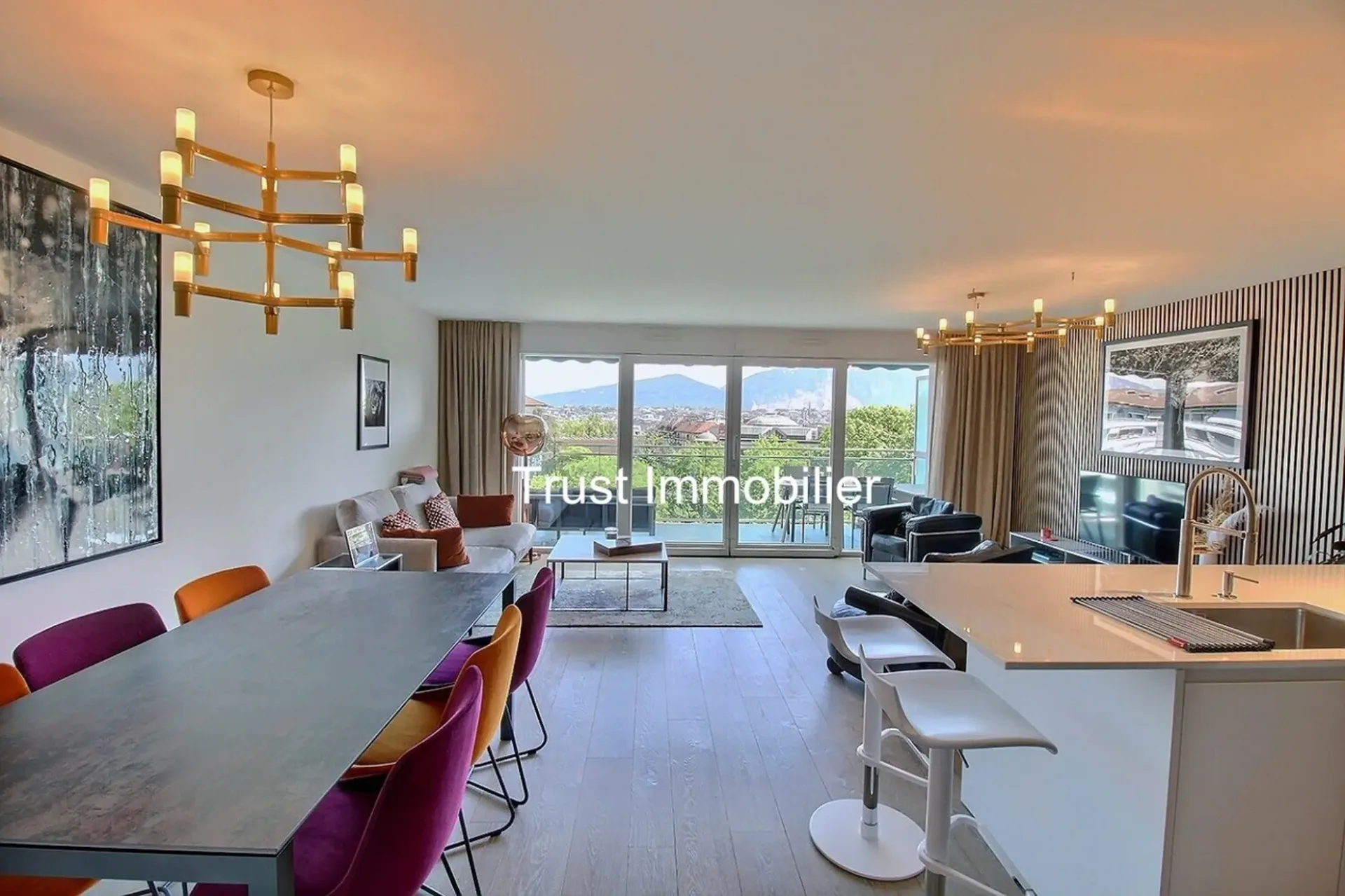 4001. Duplex attique rénové avec vue panoramique - Immeuble moderne