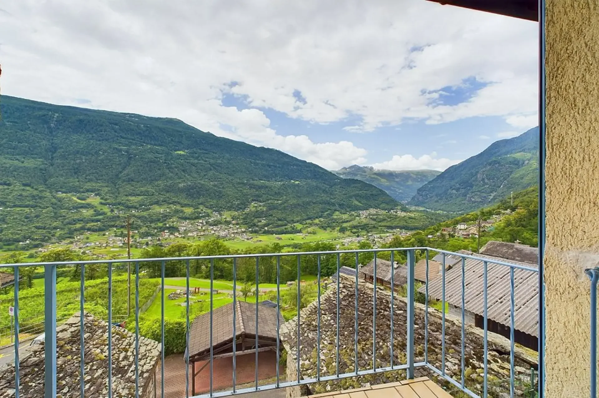 Case con due appartamenti e vista panoramica immersa nel verde