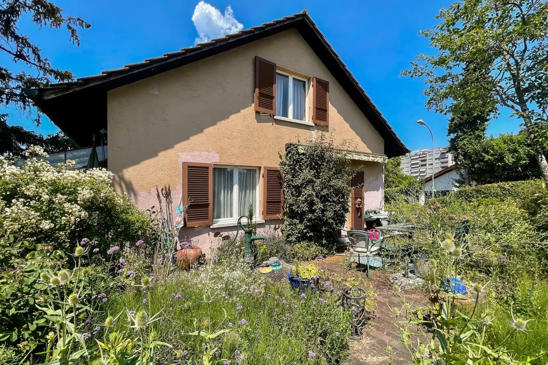 Charming 3.5-room single-family house with garage in a popular location in Port