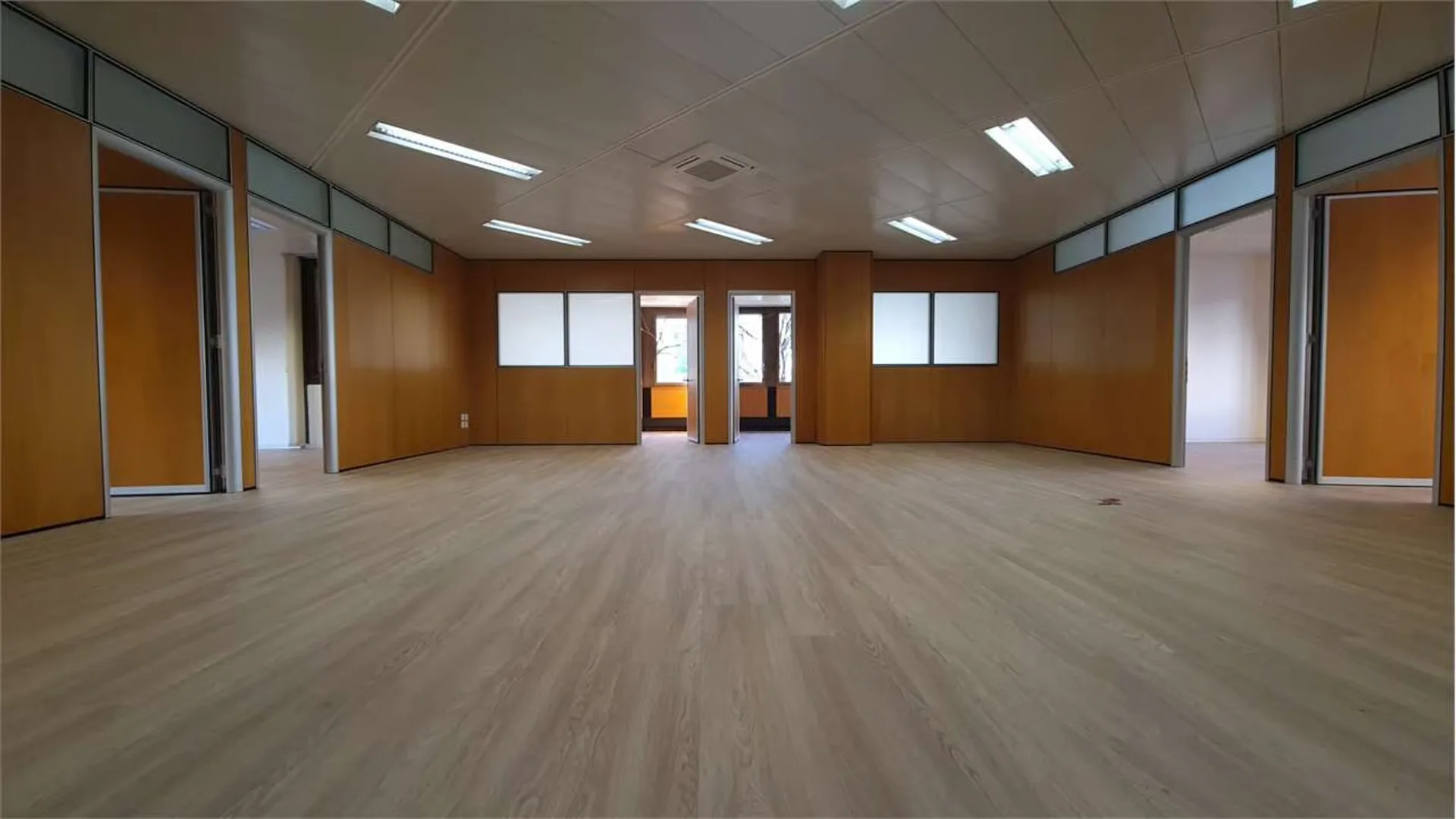 Büro von Prestige, zwei Schritte vom langen Paradiso-See entfernt