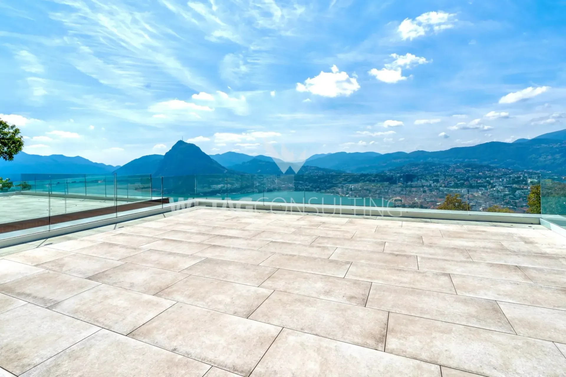 Moderne Reihenvilla mit Garten & Seeblick in Lugano-Aldesago zu verkaufen, auch als Zweitwohnsitz geeignet