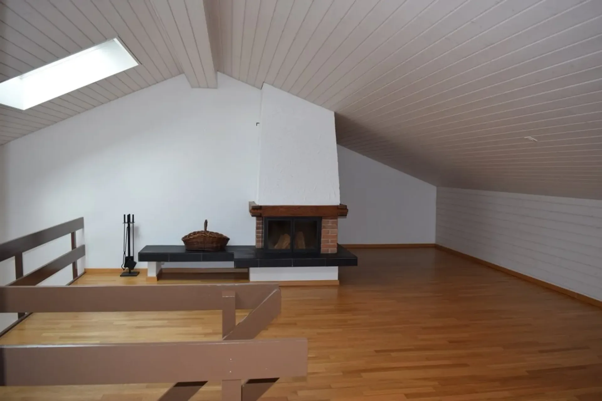 Befristete Galeriewohnung mit Cheminée und 2 Balkonen