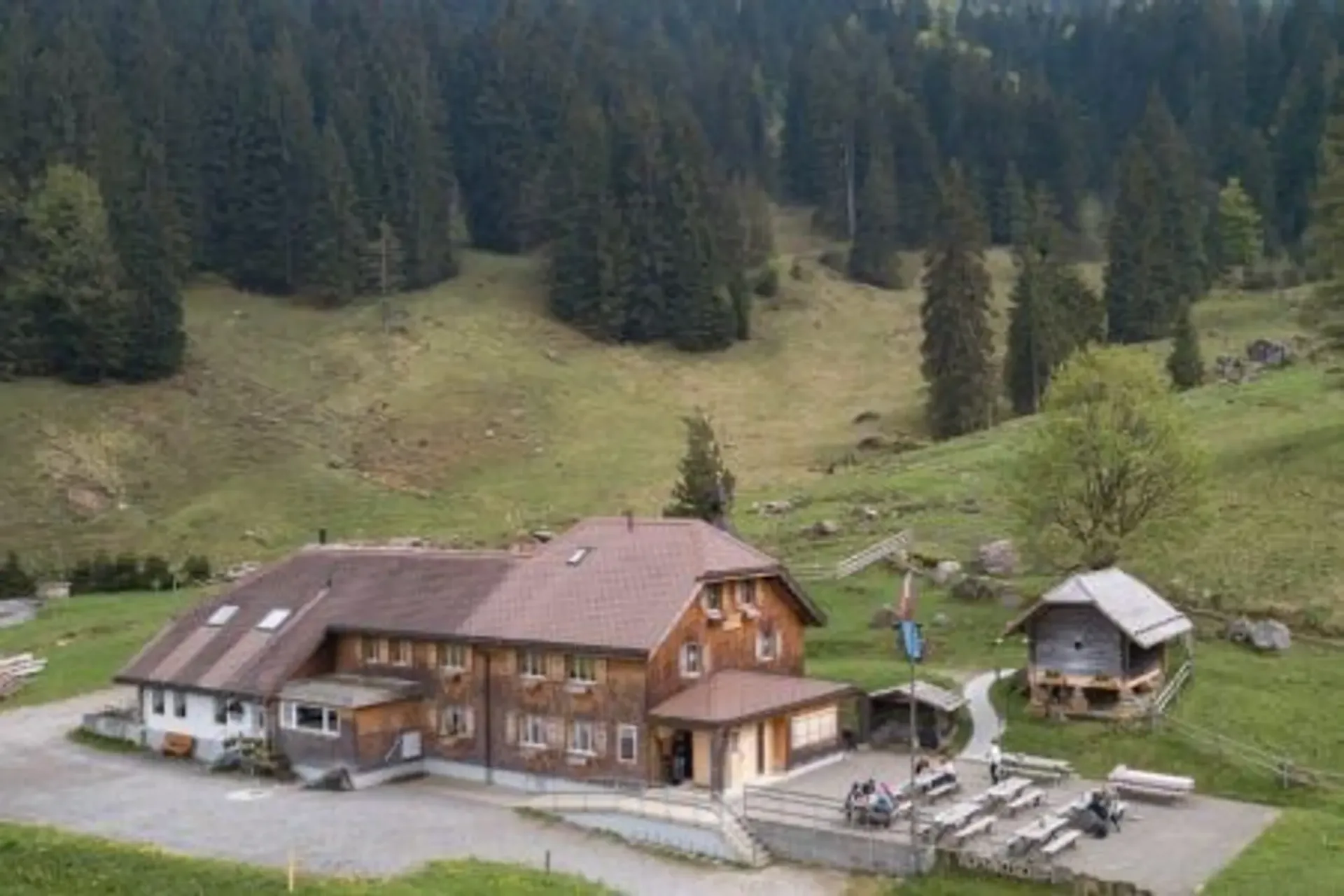 Alpiner Charme trifft Gastfreundschaft – Alpwirtschaft Unterlauelen sucht neue Gastgeber:innen!