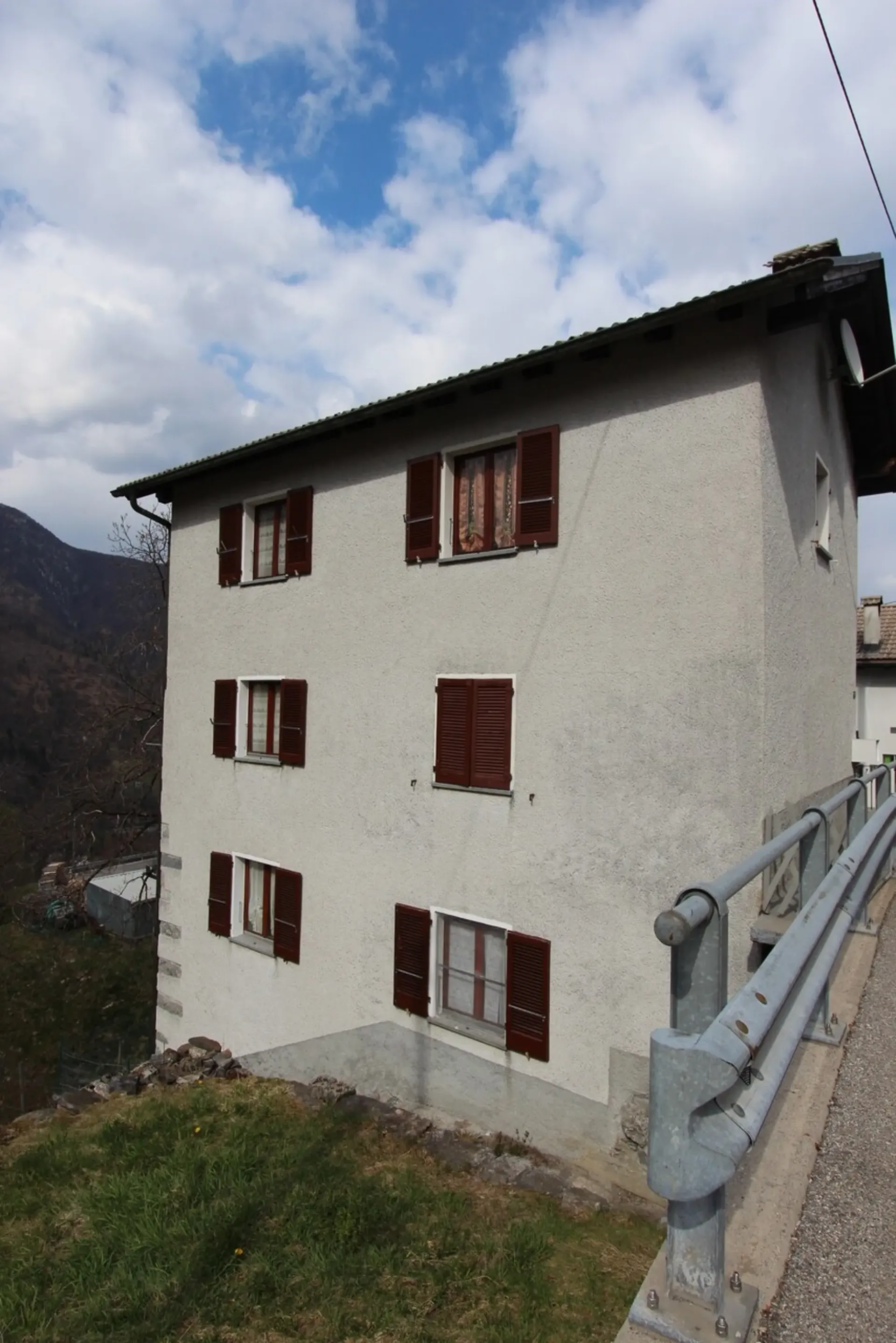 Vendesi casa unifamiliare di 3 piani nelle Centovalli