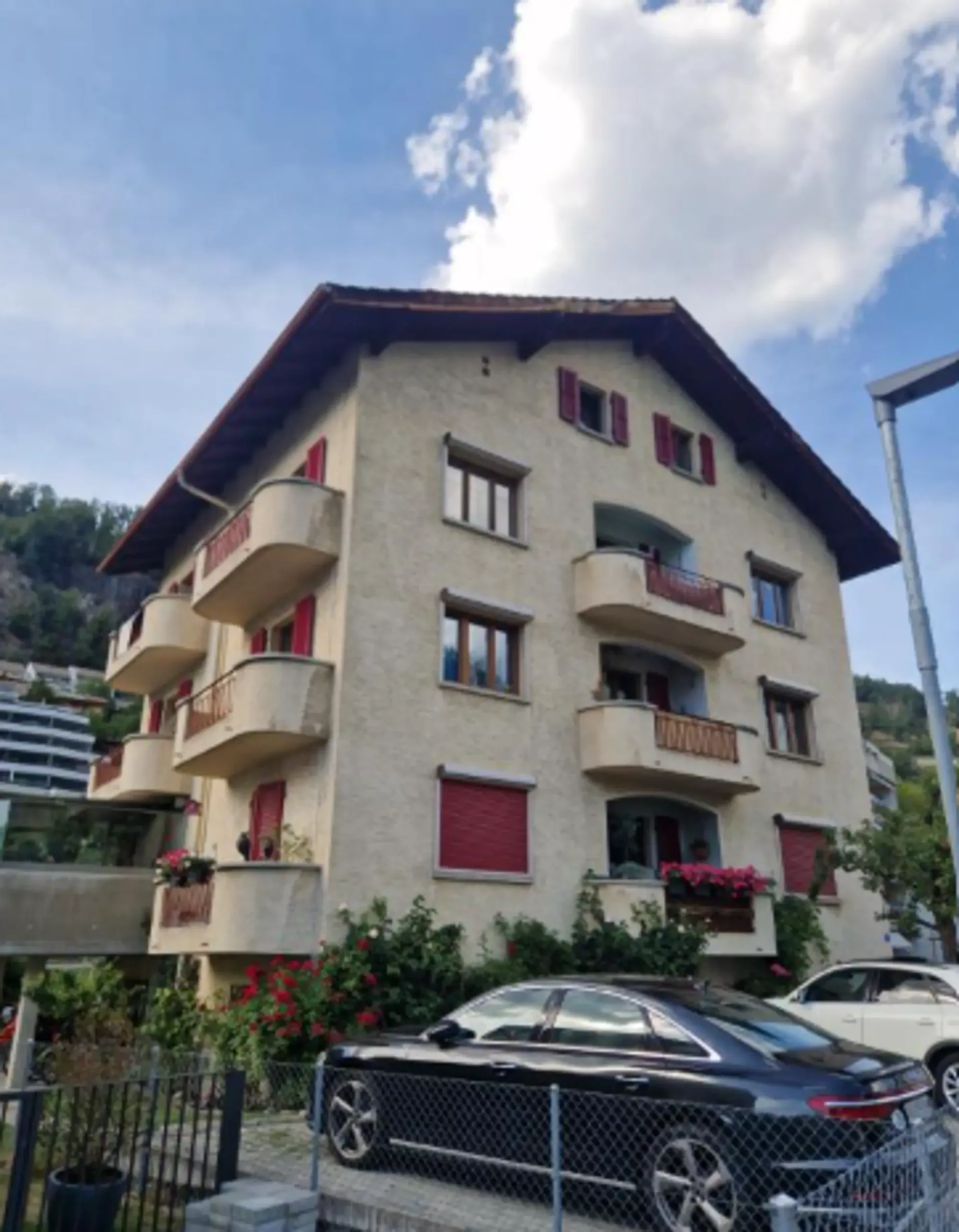 Grosszügige, auf 2 Etagen verteilte 4.5 Zimmerwohnung in 3 Familienhaus