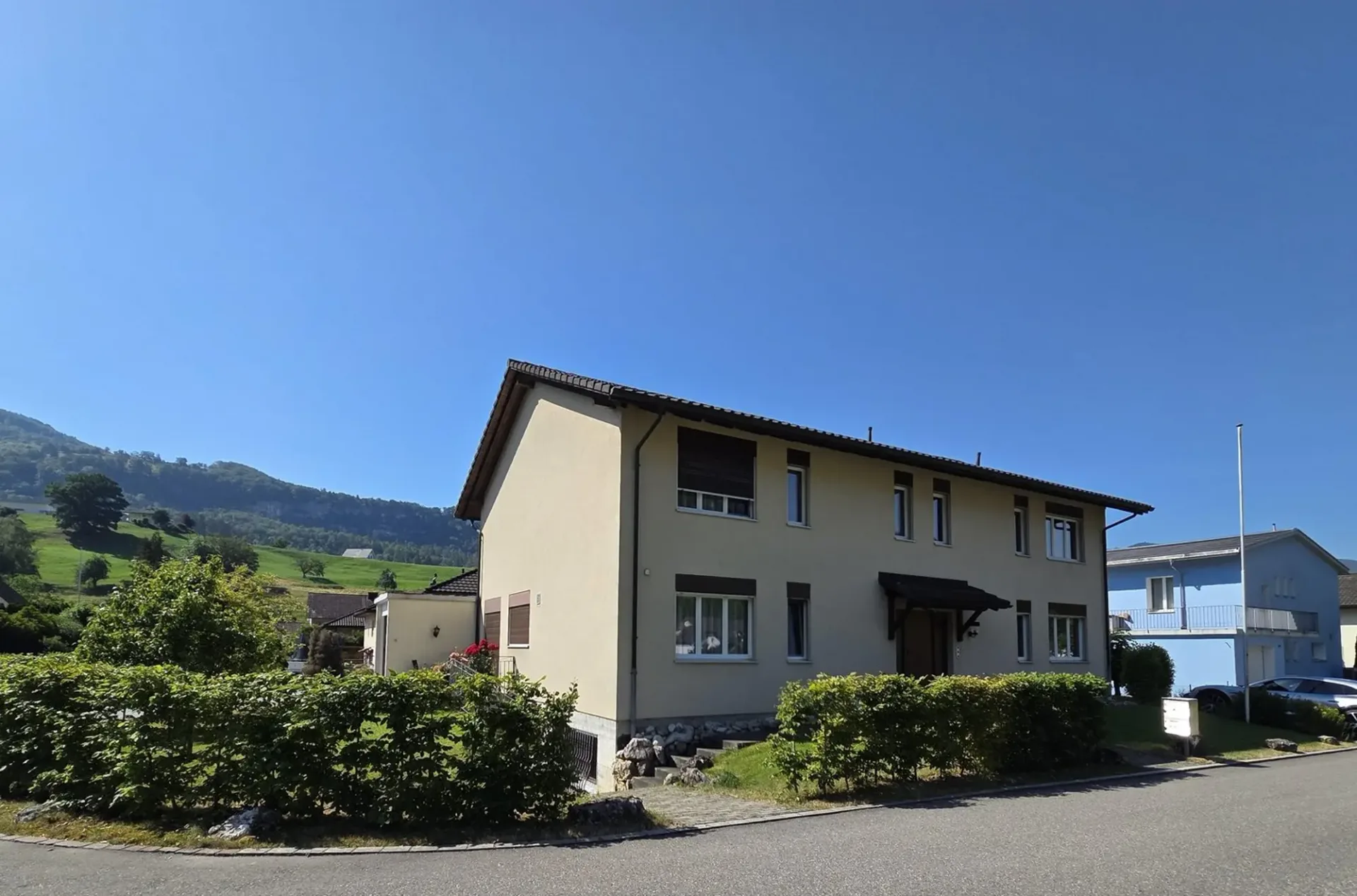 2 semi-detached houses with 5.5 rooms each for sale in a quiet location in Balsthal