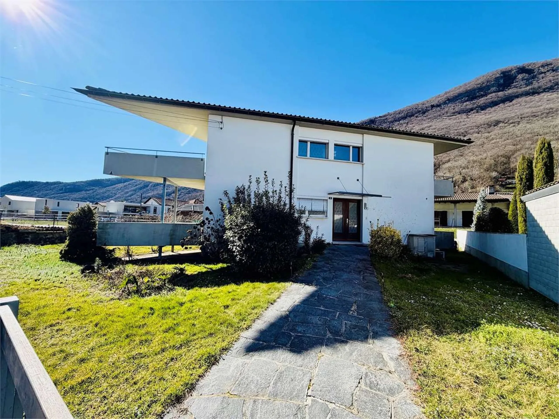 Haus mit zwei Wohnungen, Swimmingpool, Garten und Panoramablick in Riva San Vitale