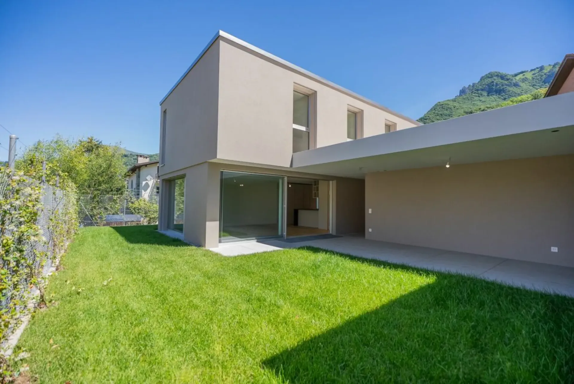 VENDIAMO MODERNISSIME VILLE DESIGN A CADRO