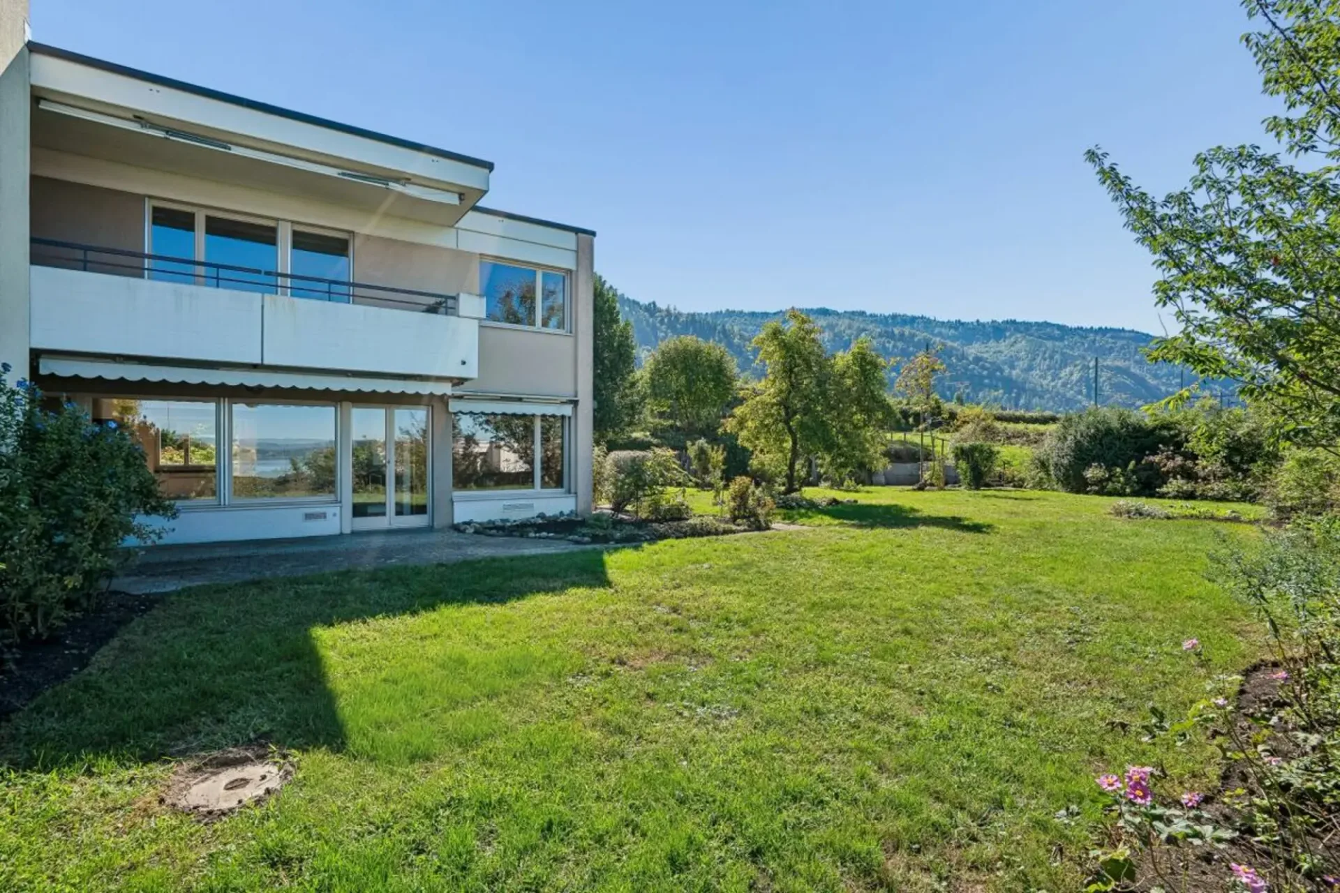 Vivre avec un jardin de rêve et une vue magnifique sur le lac