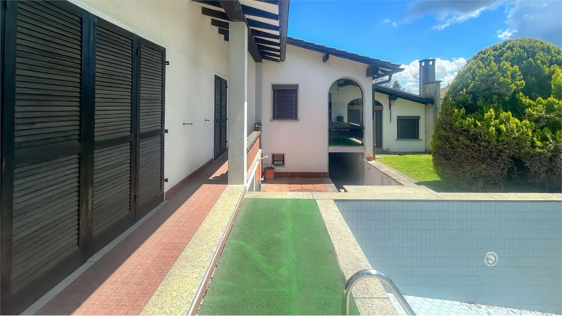 Villa mit Pool, eingebettet in die Natur, zur Renovierung
