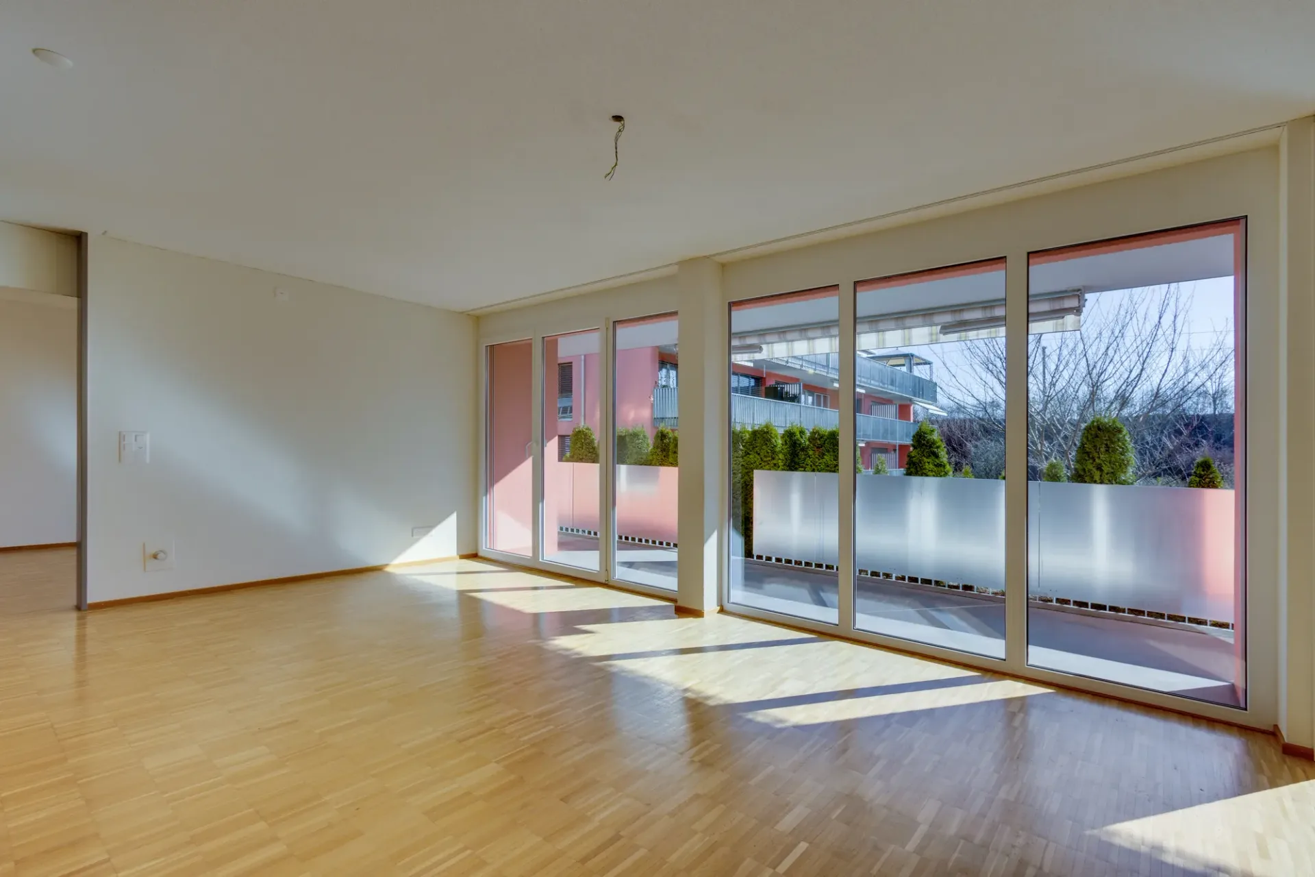 Oasis de bien-être moderne au sous-sol avec place assise