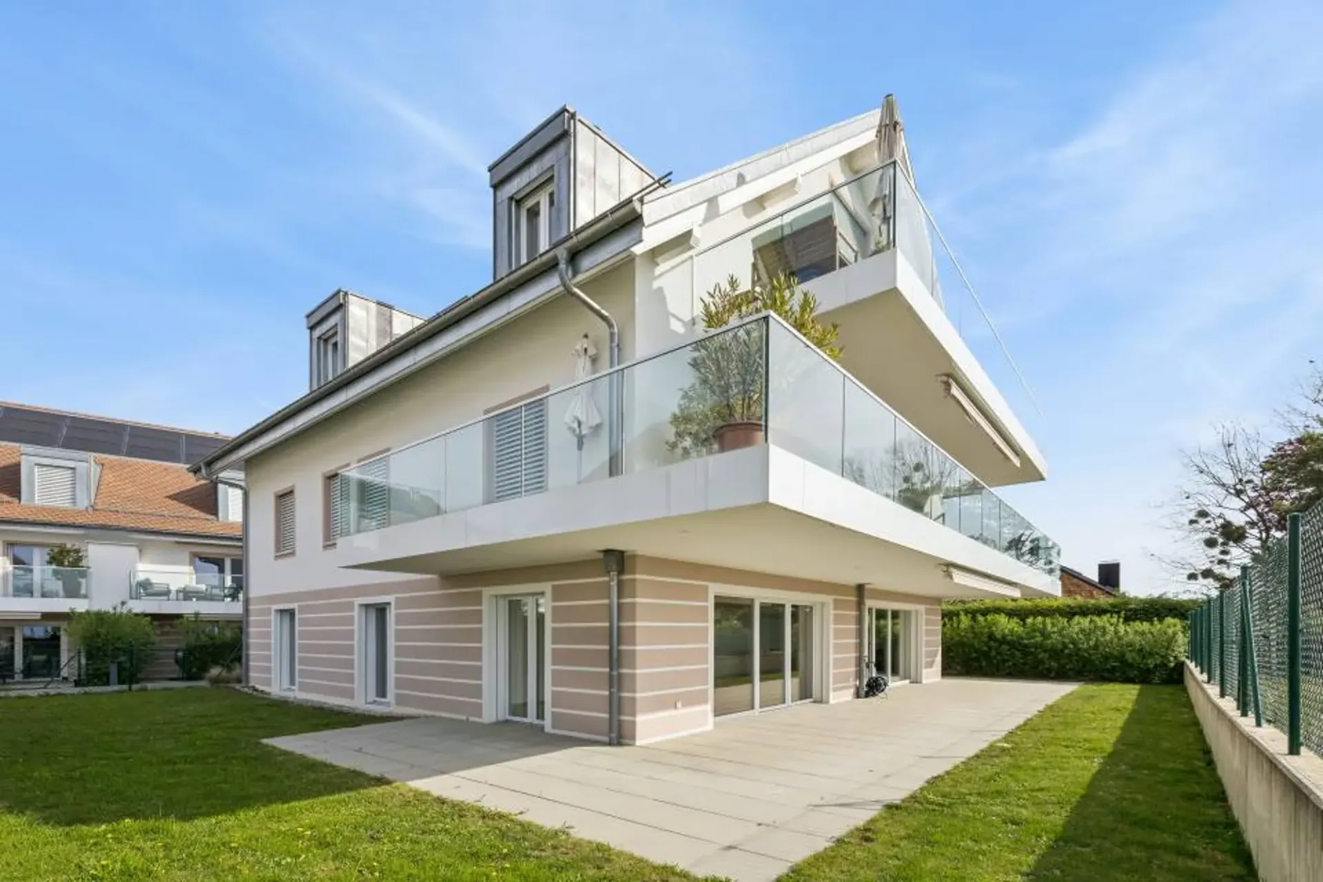 4,5 Zimmer contemporary und hell mit Garten und sehr schöner Aussicht auf