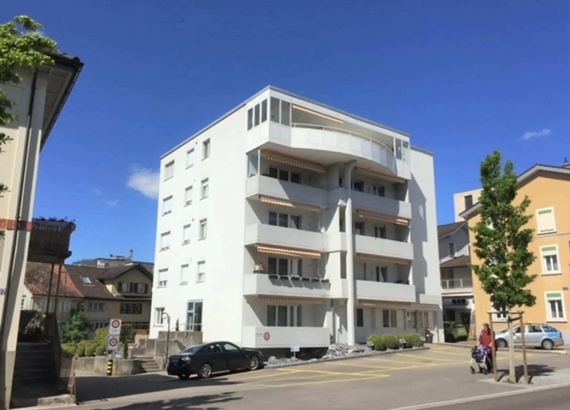 moderne und zentral gelegene 4-Zimmer-Wohnung mit Balkon und Lift im Haus
