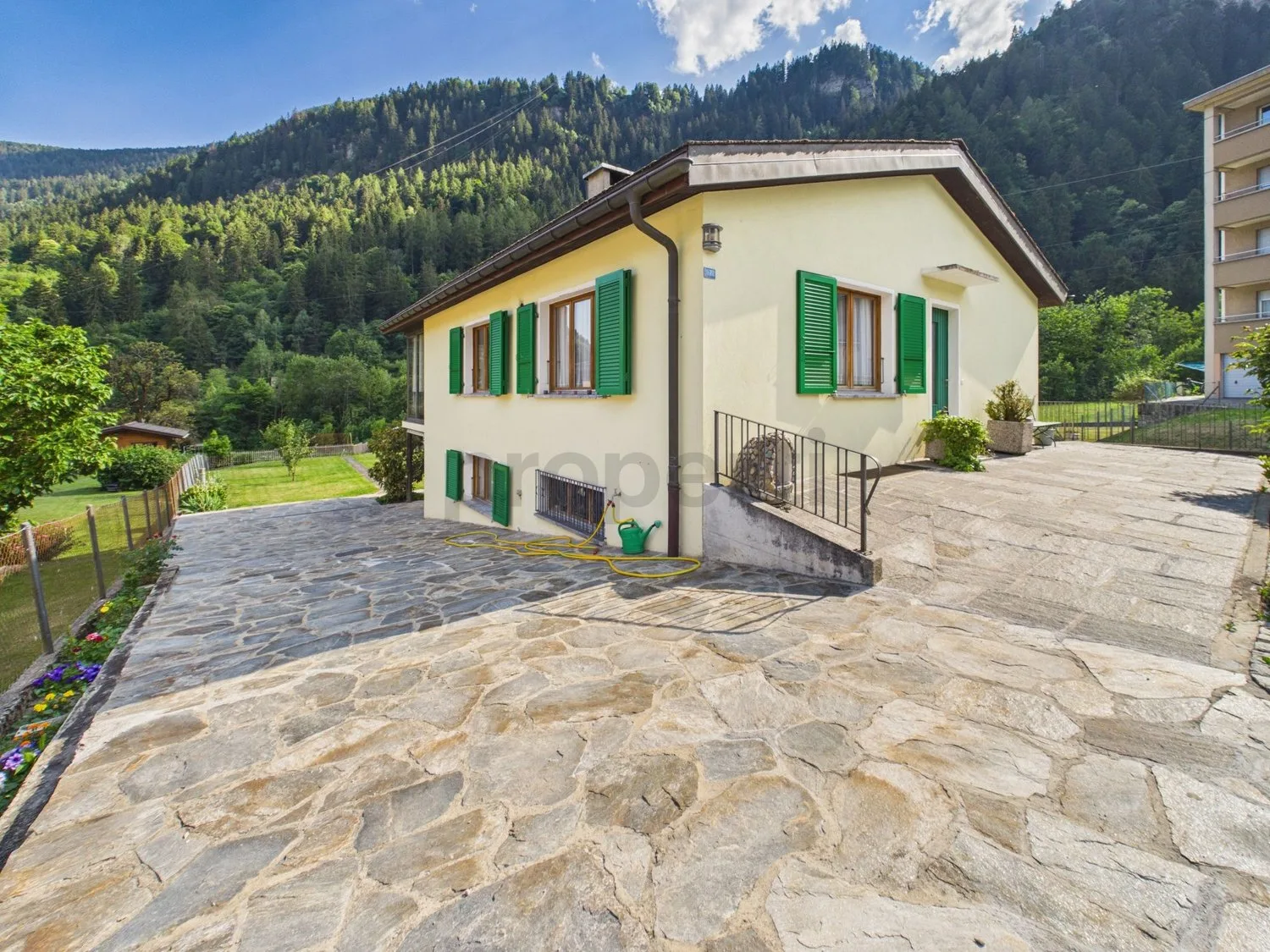 Maison unifamiliale/bifamiliale avec vue sur la cascade de Piumogna