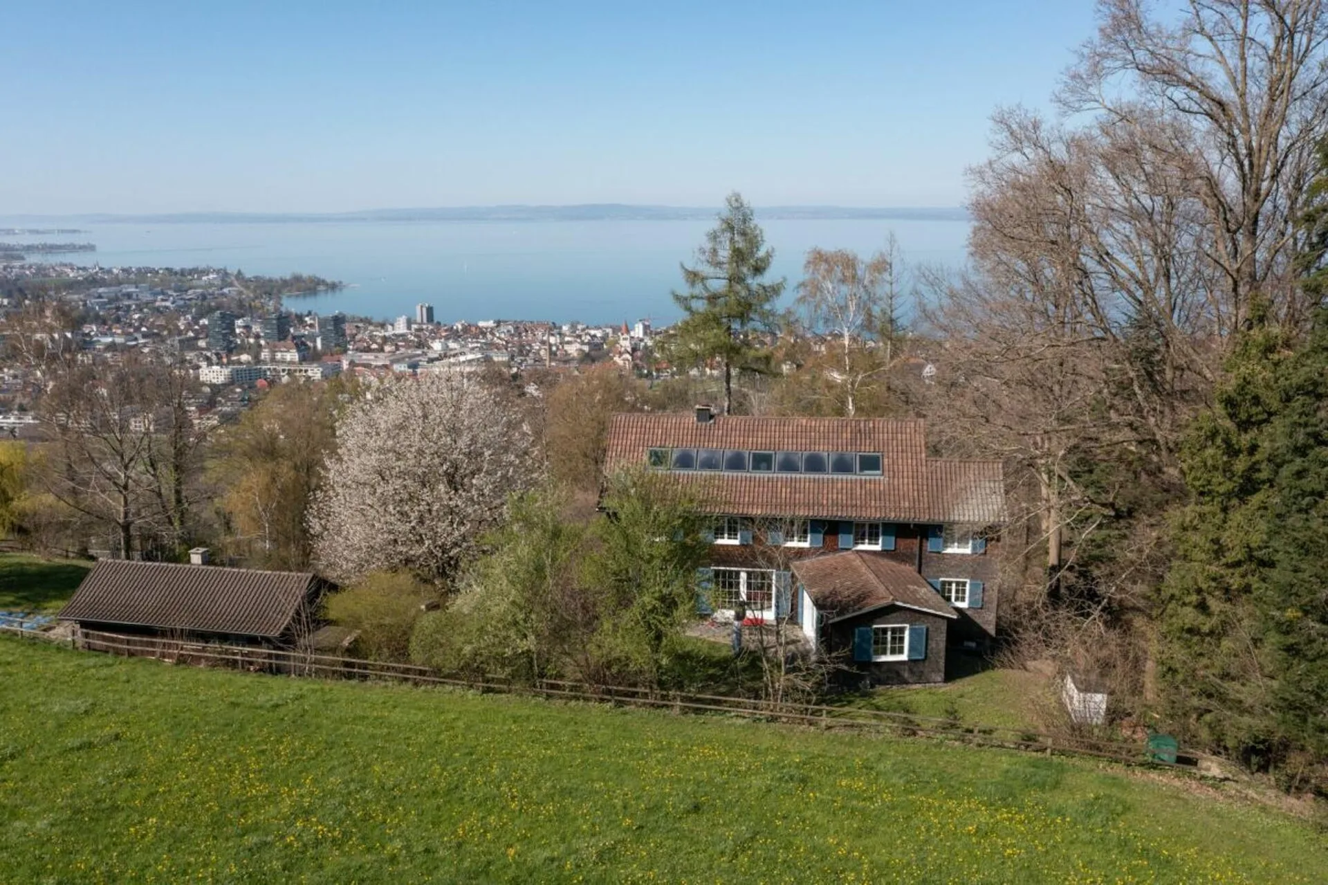 Beautifully modernized single-family house with absolute privacy and lake view