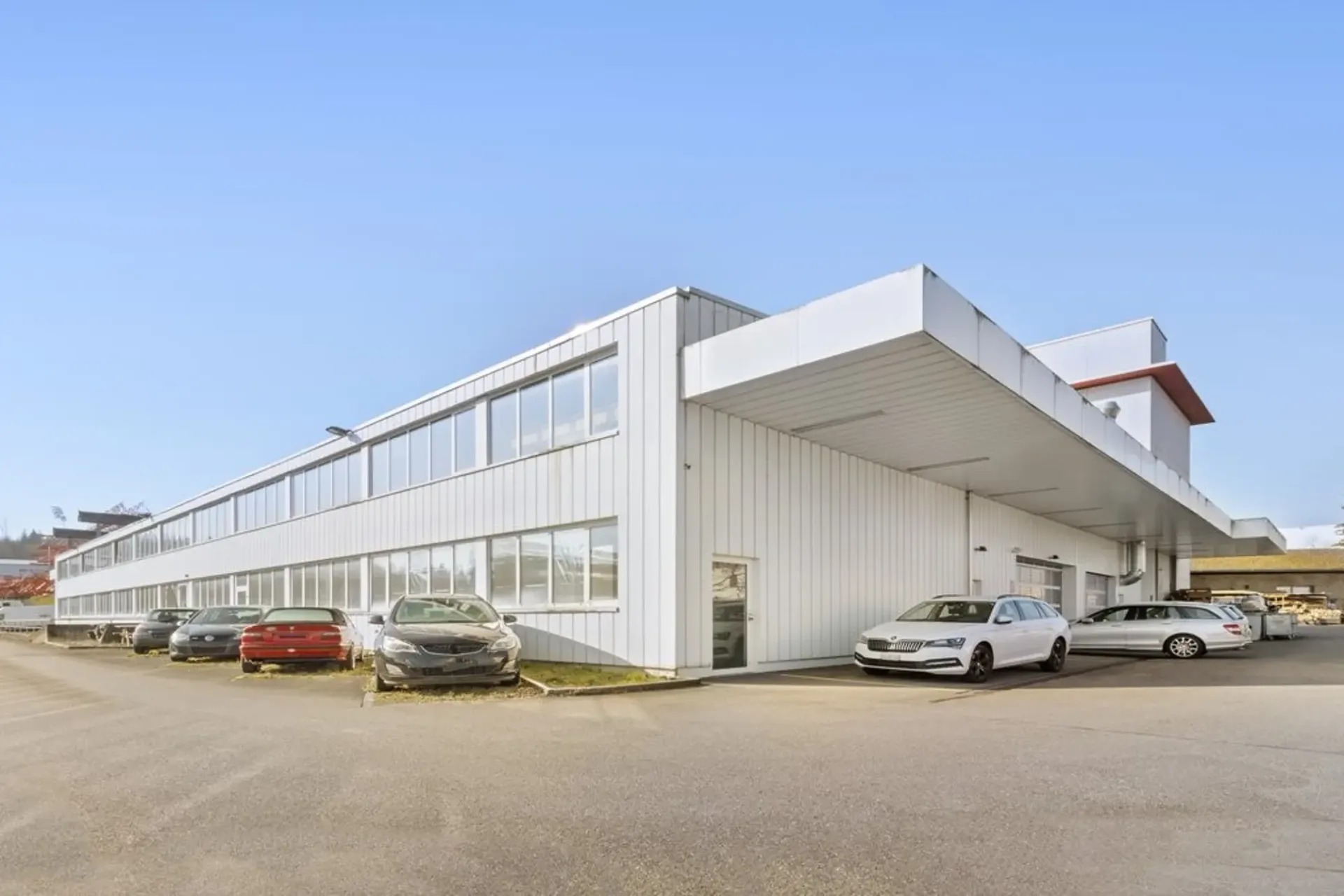 Lots of space for your business idea - large commercial hall for rent