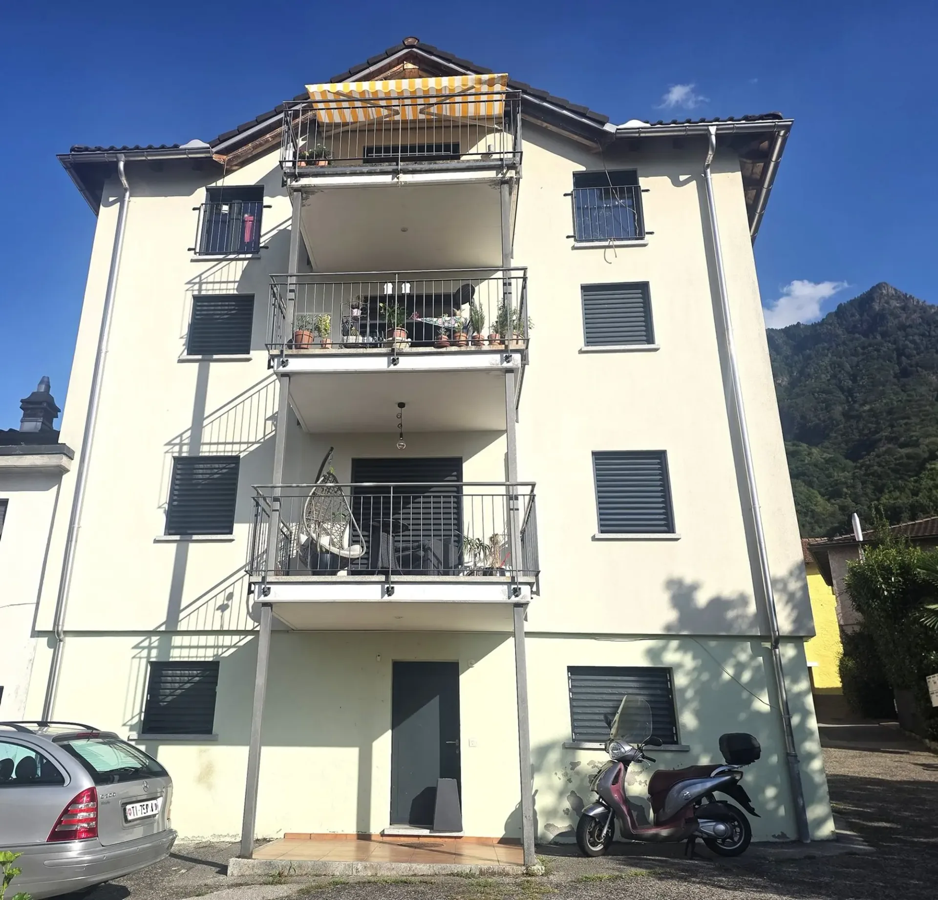Building with 4 apartments + small house to renovate