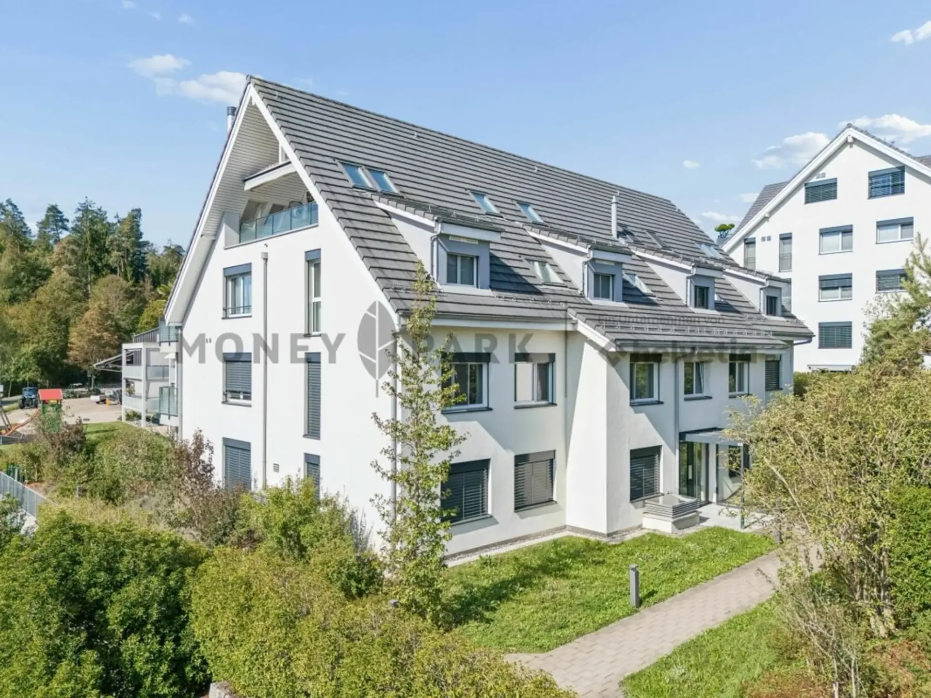 Hochwertige 3.5 Zimmer-Wohnung mit grossem Balkon