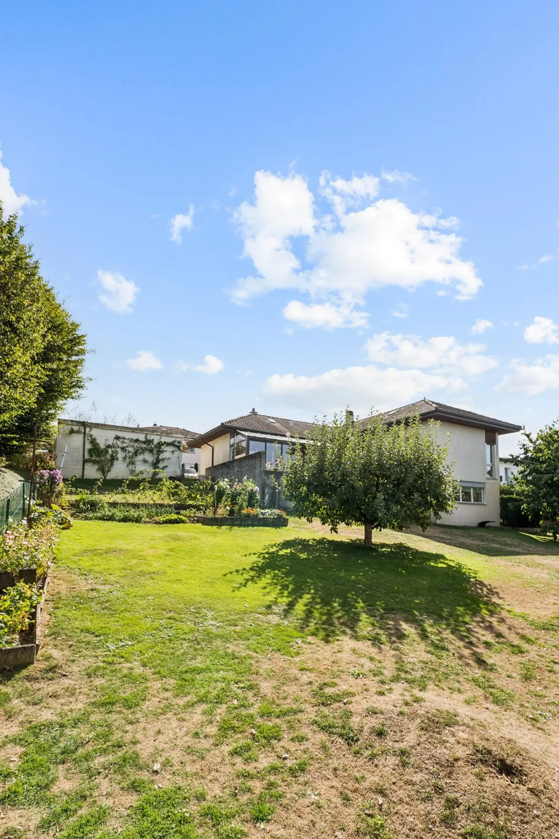 Schönes Haus mit zwei Wohnungen und Garten