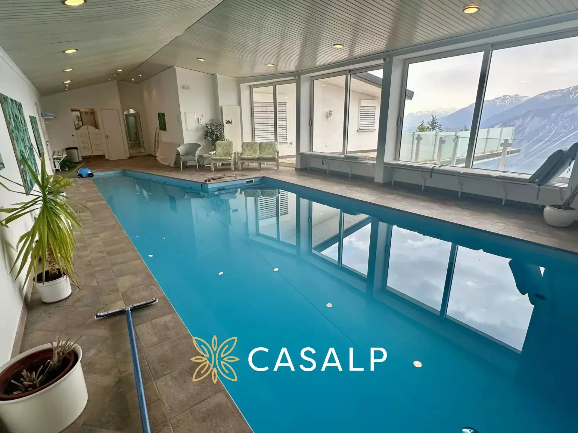 Luxus-Penthouse mit Innenpool