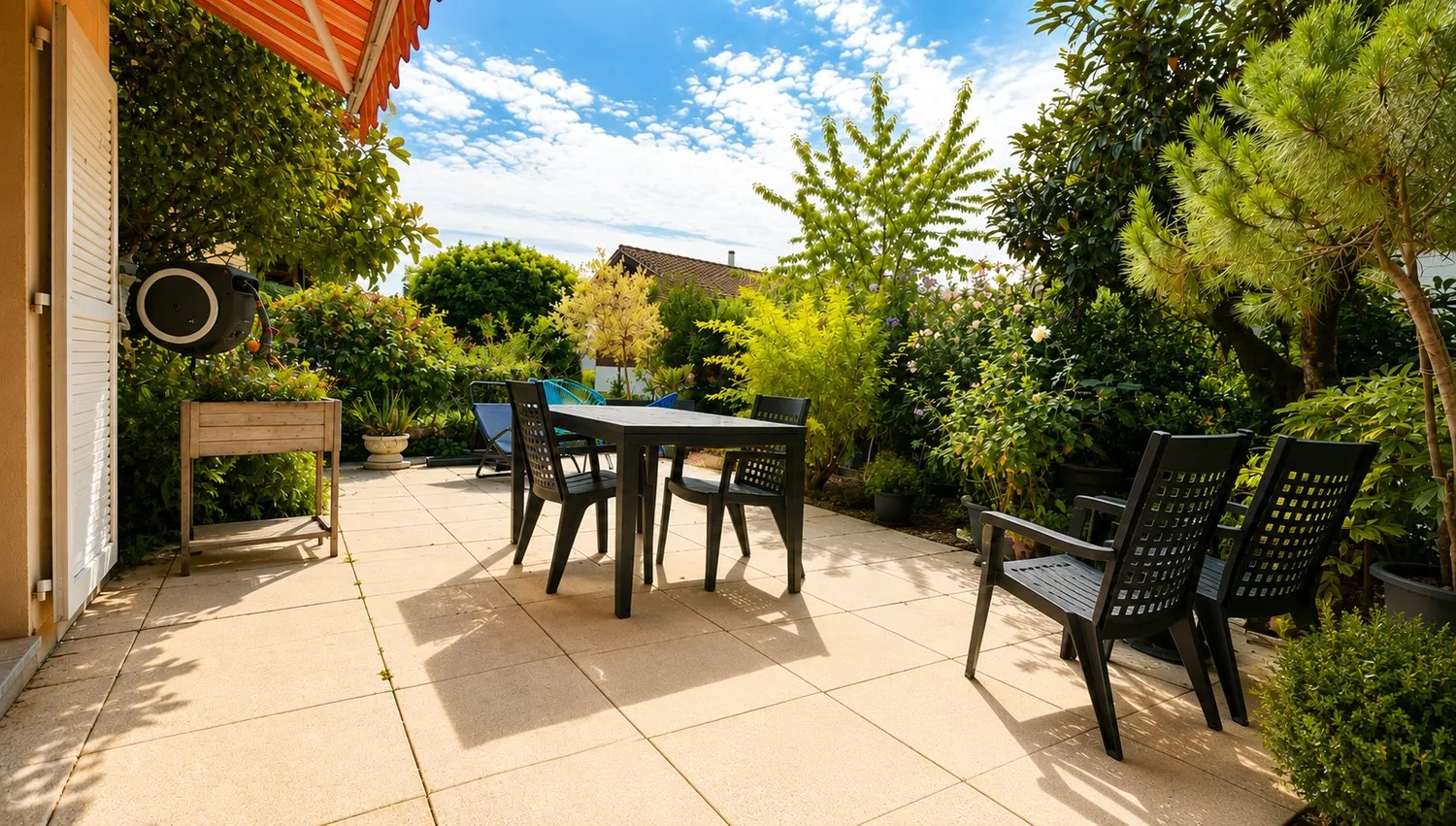 Elegant semi-detached house in a privileged residential environment