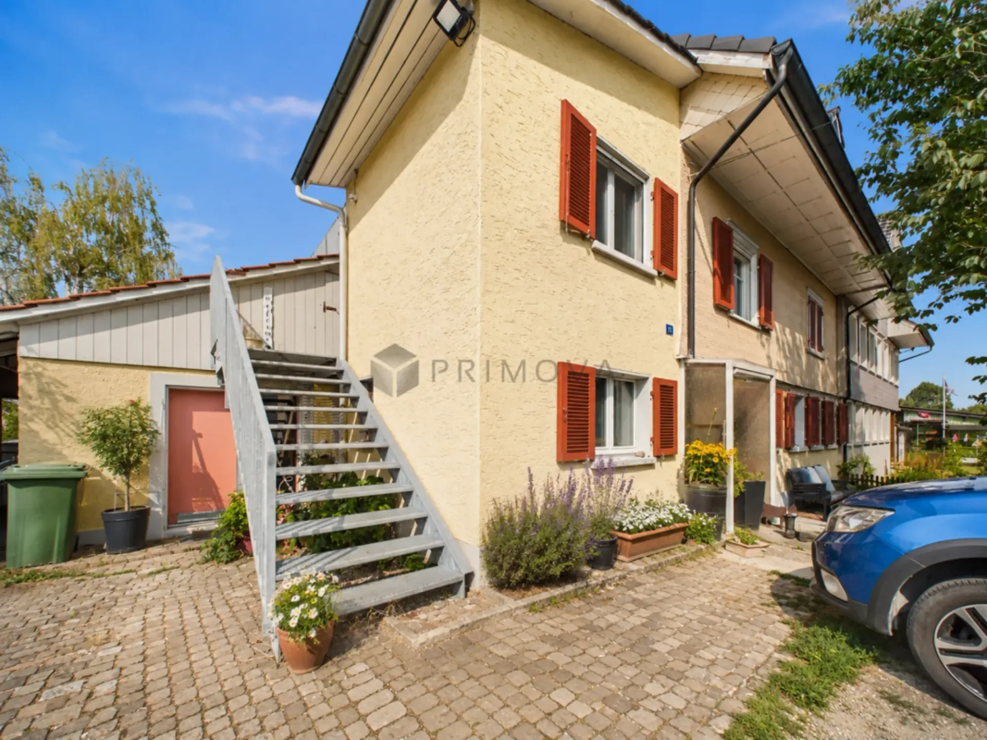 Modernisiertes Zweifamilienhaus mit Weitblick, Doppelgarage und viel Platz
