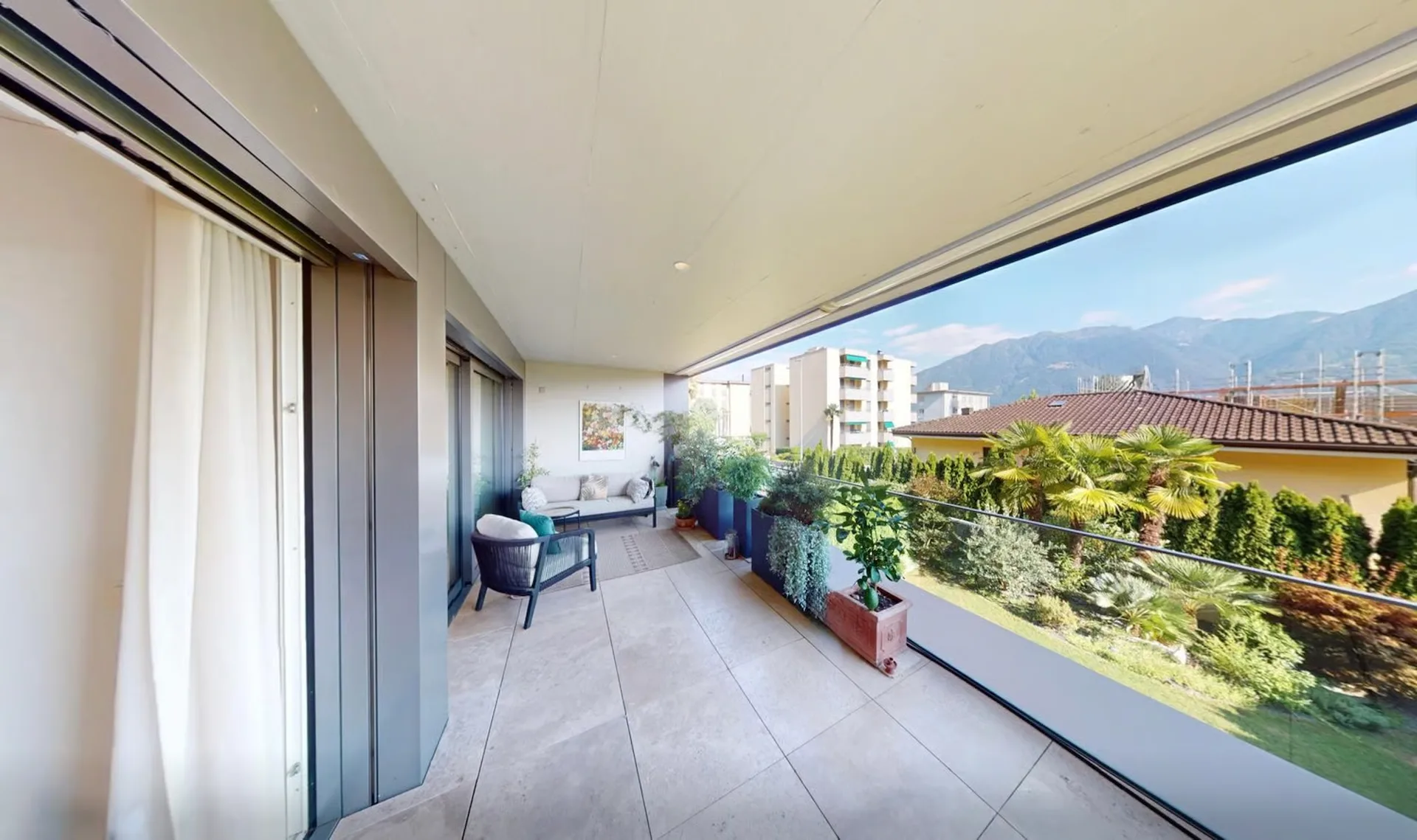 High-quality living in a prime location with an additional office
