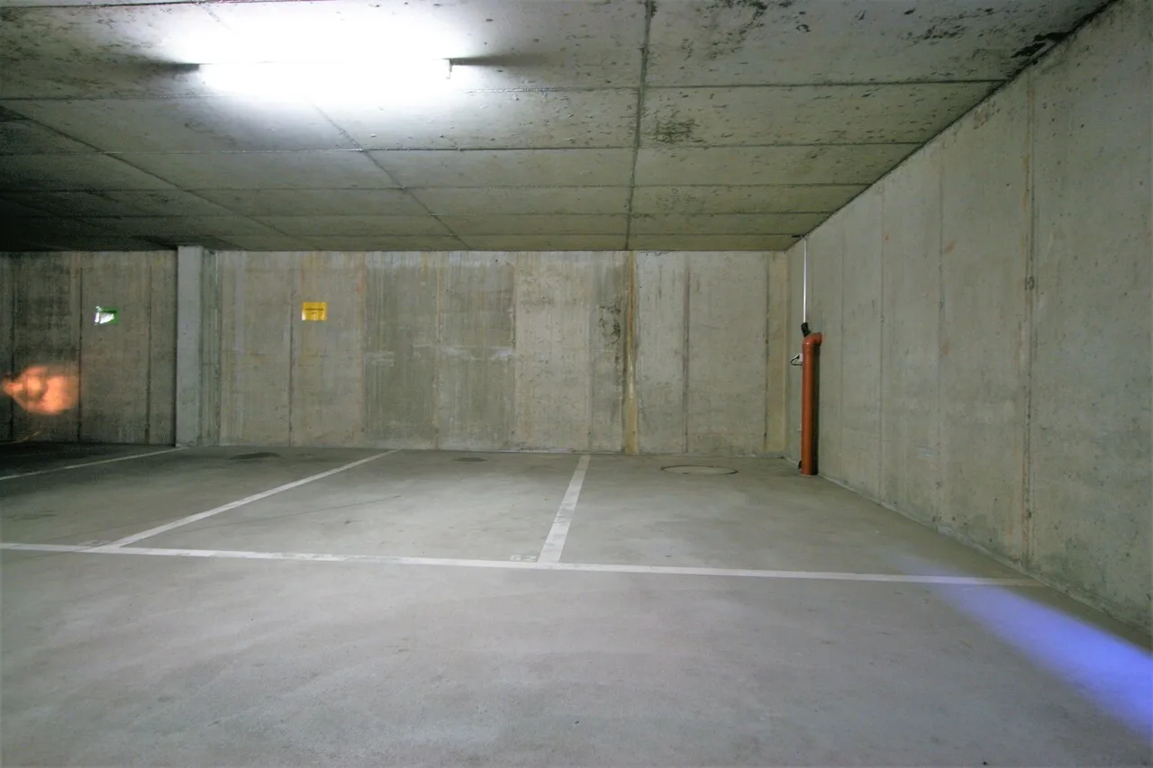 Zwei Einstellhallenplätze  zu verkaufen