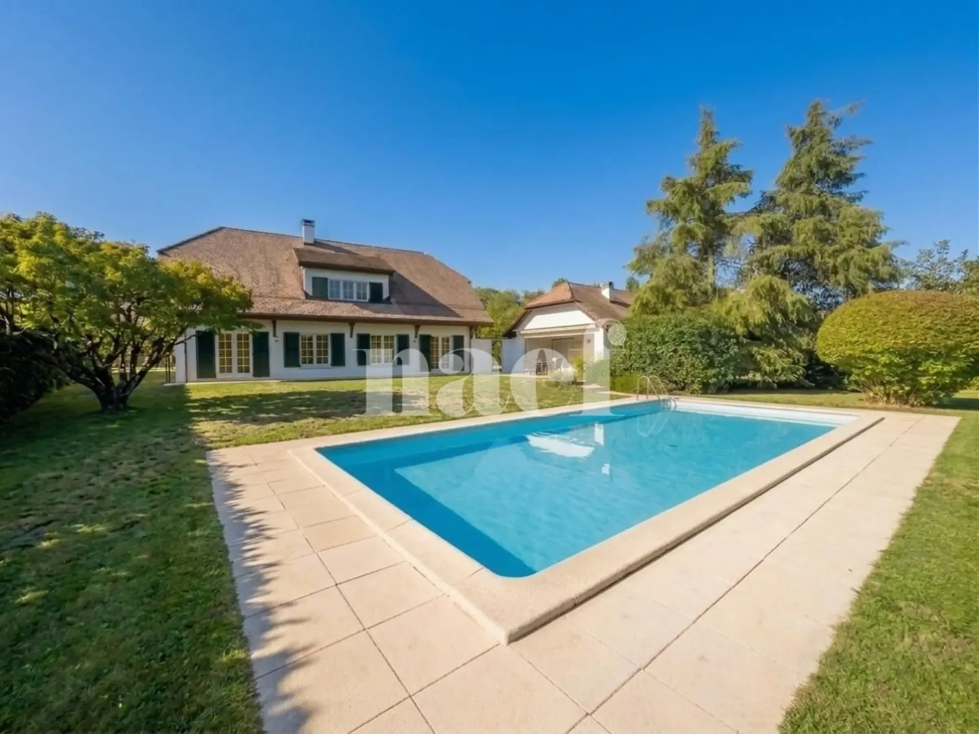 Schöne individuelle und familienfreundliche Villa, teilweise renoviert, mit 6 Zimmern, Garten und Pool