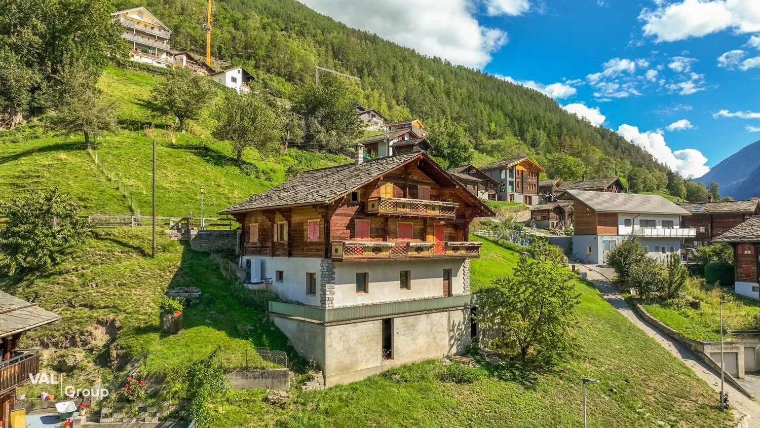 Alpines Wohngefühl mit Blick über das Tal in Staldenried