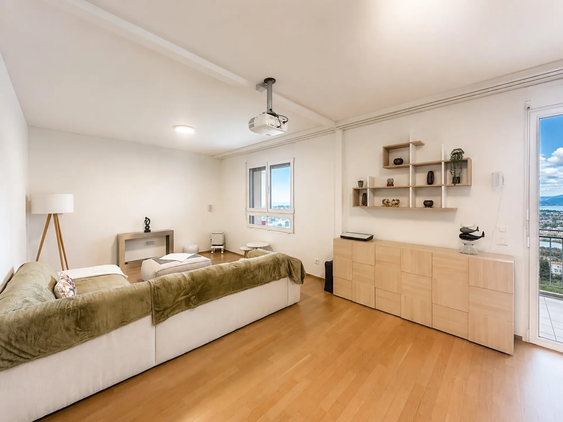 Geräumige 5-Zimmer-Dachwohnung mit atemberaubendem Blick – Genf 1203