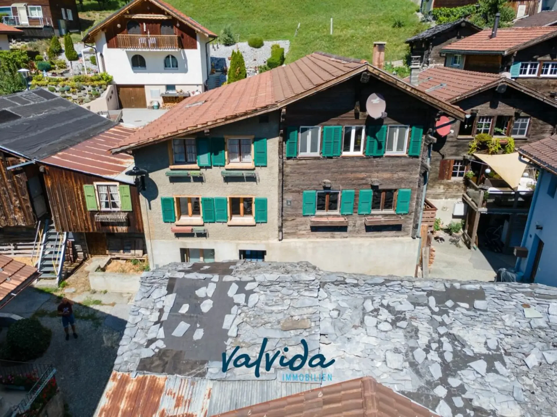 Spacious 5.5-room apartment in the heart of Hohtenn including parking space