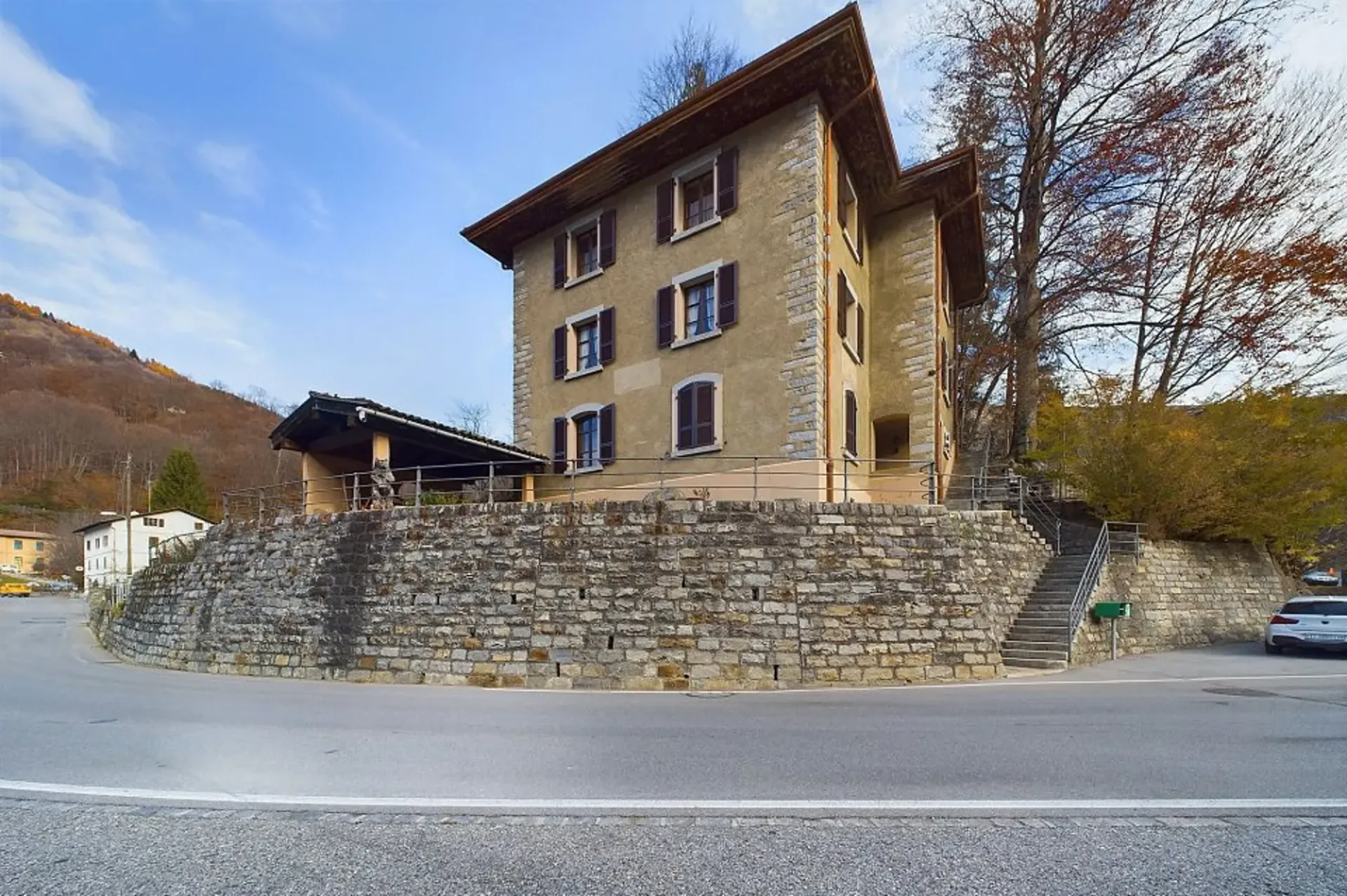 Casa Ticinese storica con vista panoramica e terreno spazioso