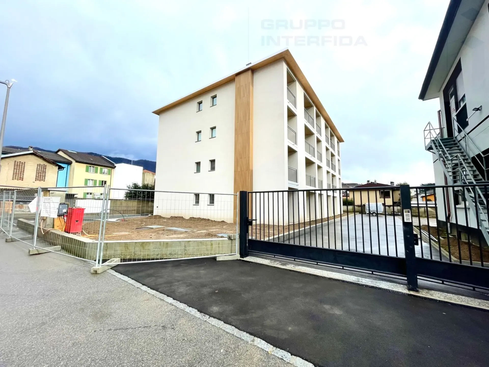 NEUES ZWEIZIMMERWOHNUNG IM OBERSTEN STOCKWERK