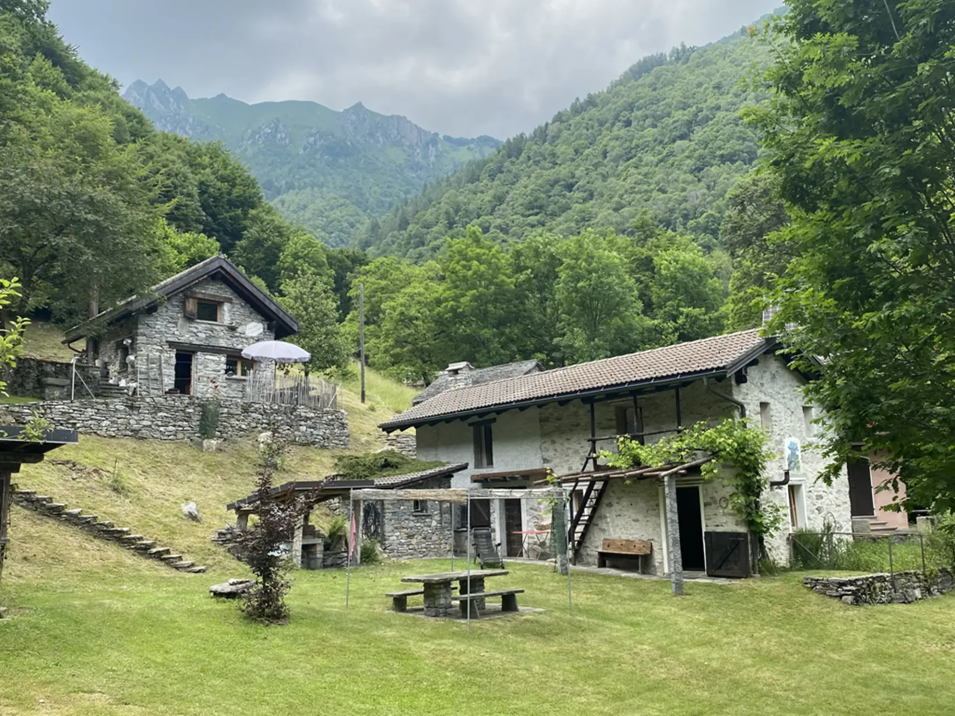 Bella proprietà con 2 rustici immersa nel verde / Schöne Liegenschaft mit 2 Rustico's im Grünen