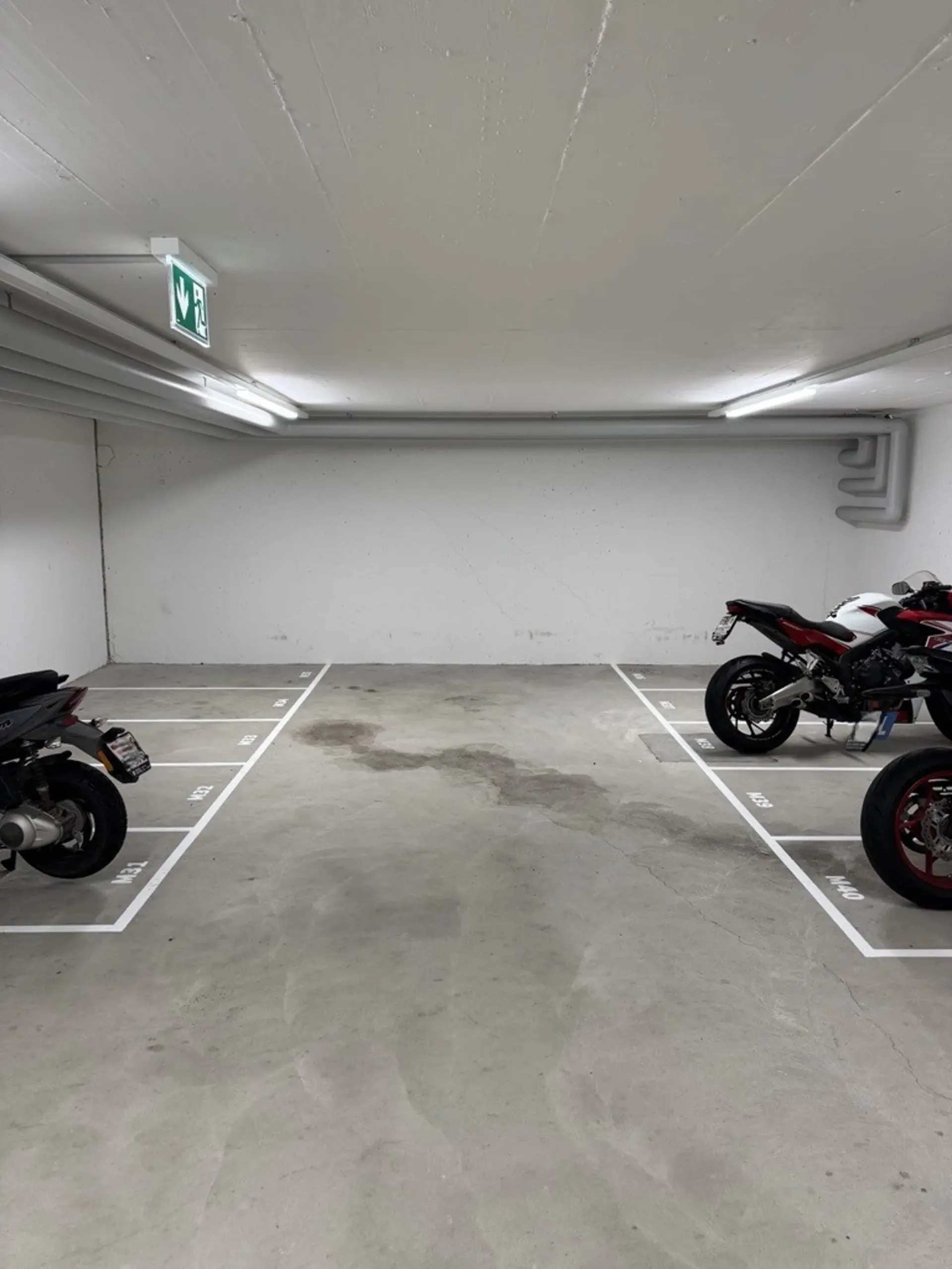 Motorradplätze in Einstellhalle zu vermieten
