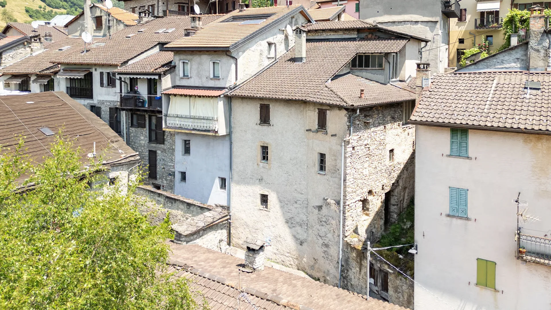 Maison caractéristique et rénovable de 5 pièces à Cabbio