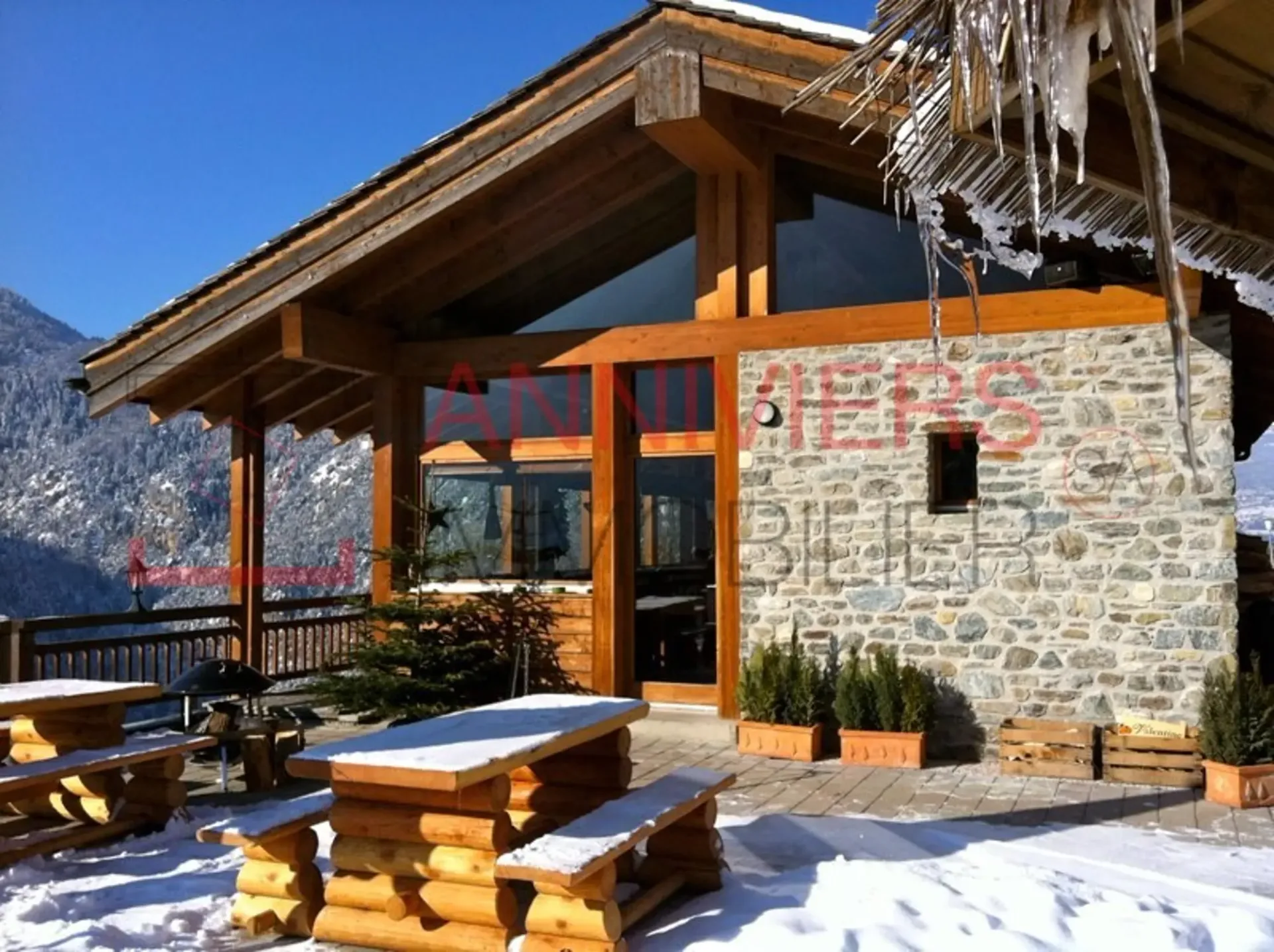 Typisches Restaurant mit Panoramablick und optimalem Sonnenlicht