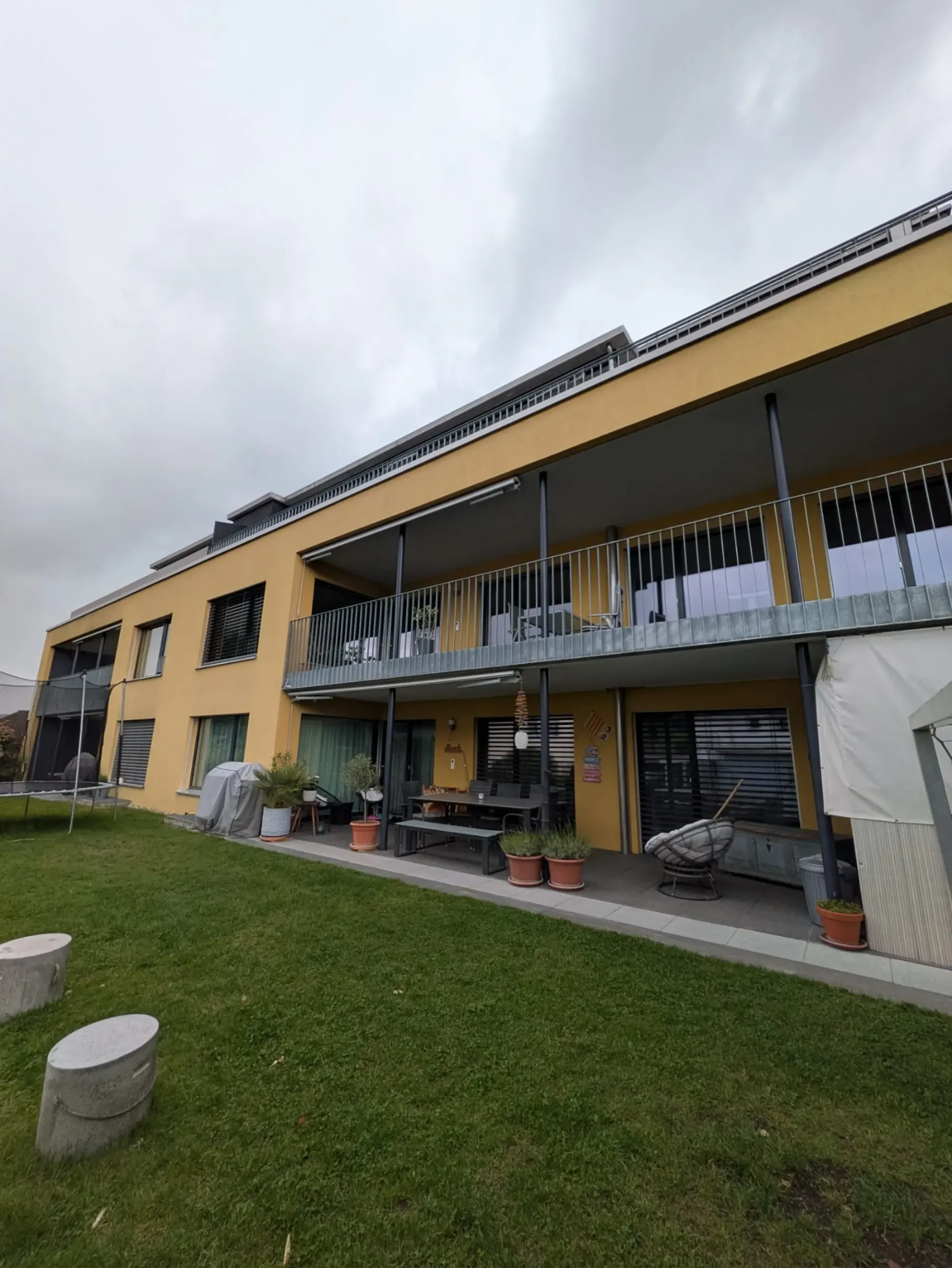 Motorradparkplatz in Einstellhalle zu vermieten
