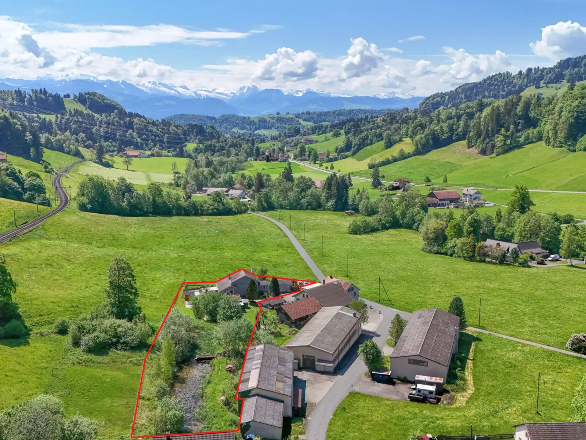 Exklusives Landhausidyll mit 3’874 m² Land, grossem Naturteich und Alpenblick