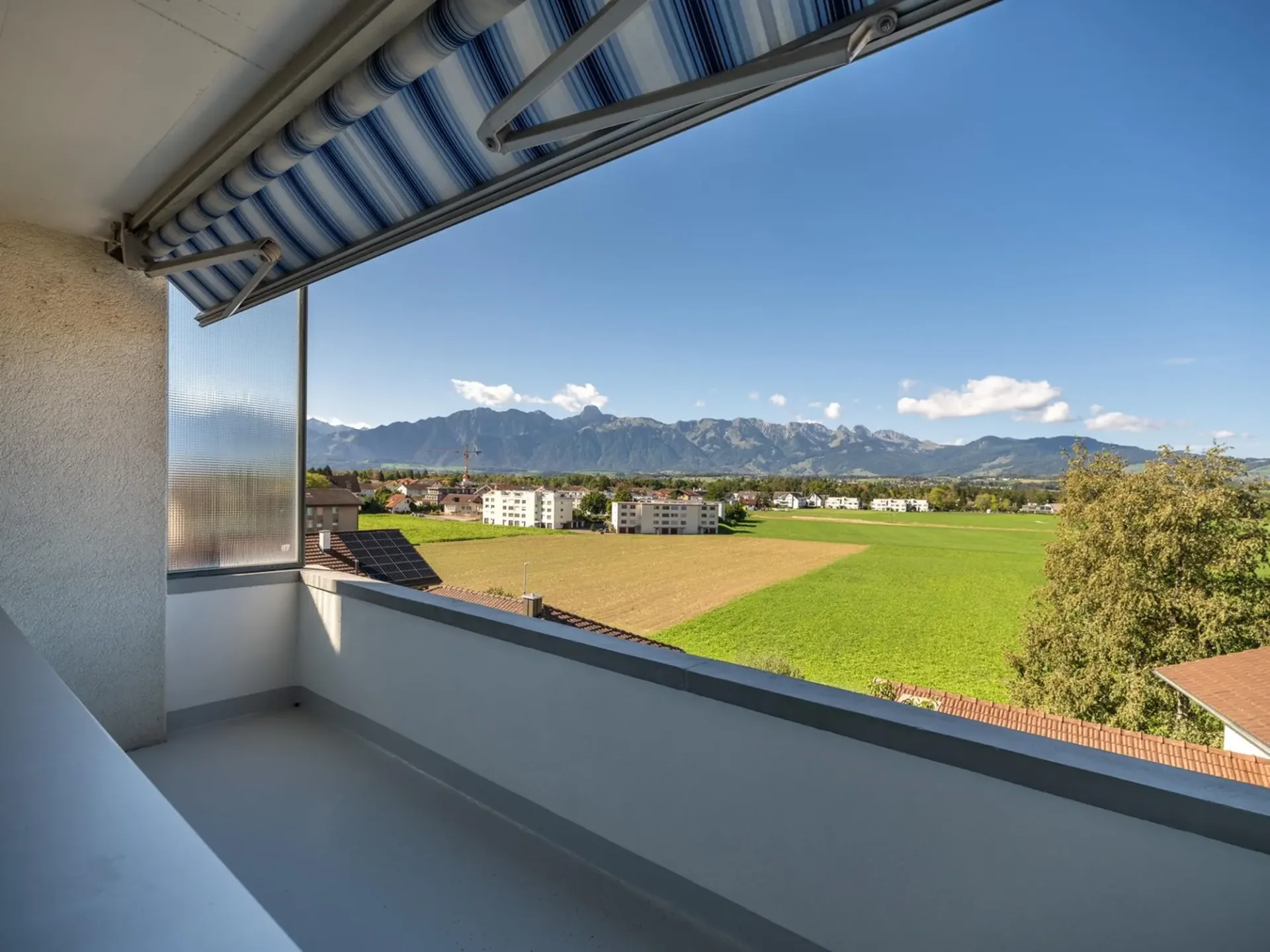 Erstbezug nach Sanierung – moderne 3-Zimmer-Wohnung mit Bergsicht