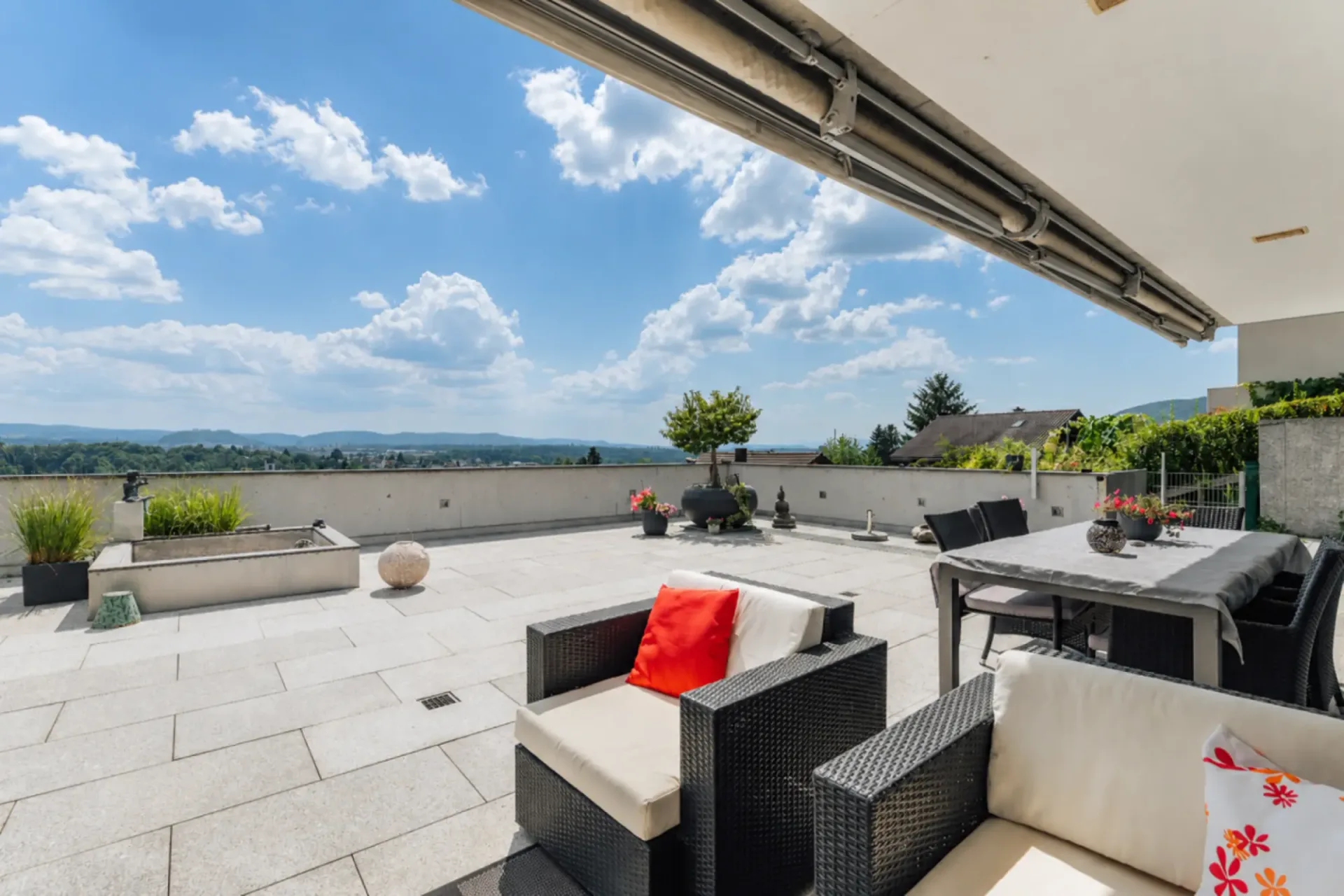 Living with an unobstructable panorama - modern 7½-room terraced house in Möriken