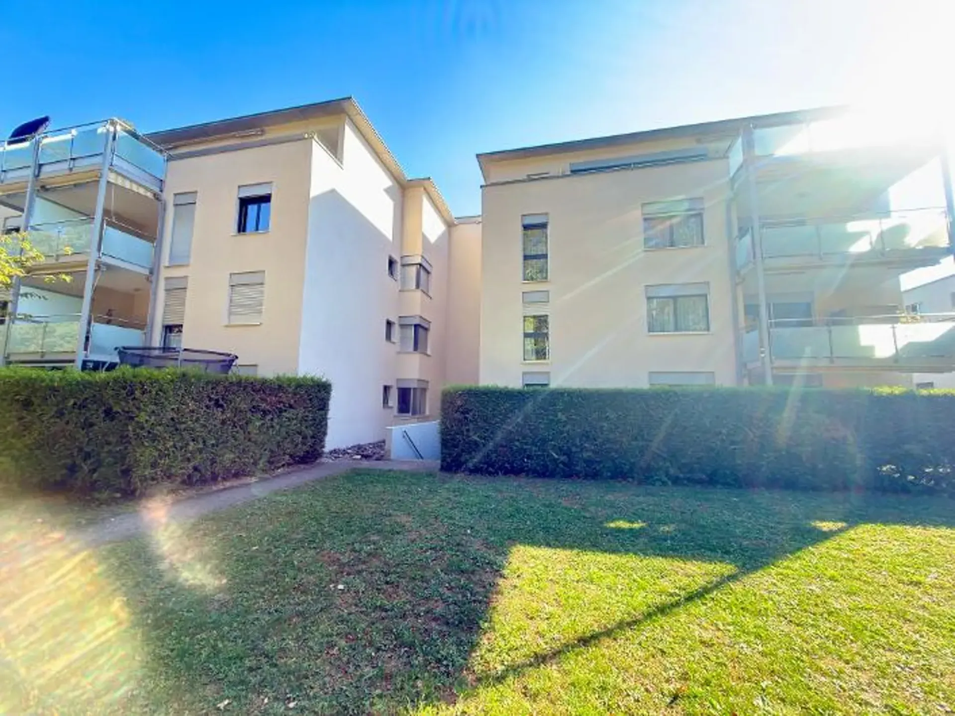 Grosszügige 4.5-Zimmer-Gartenwohnung mit 100 m² Aussenbereich in Bülach
