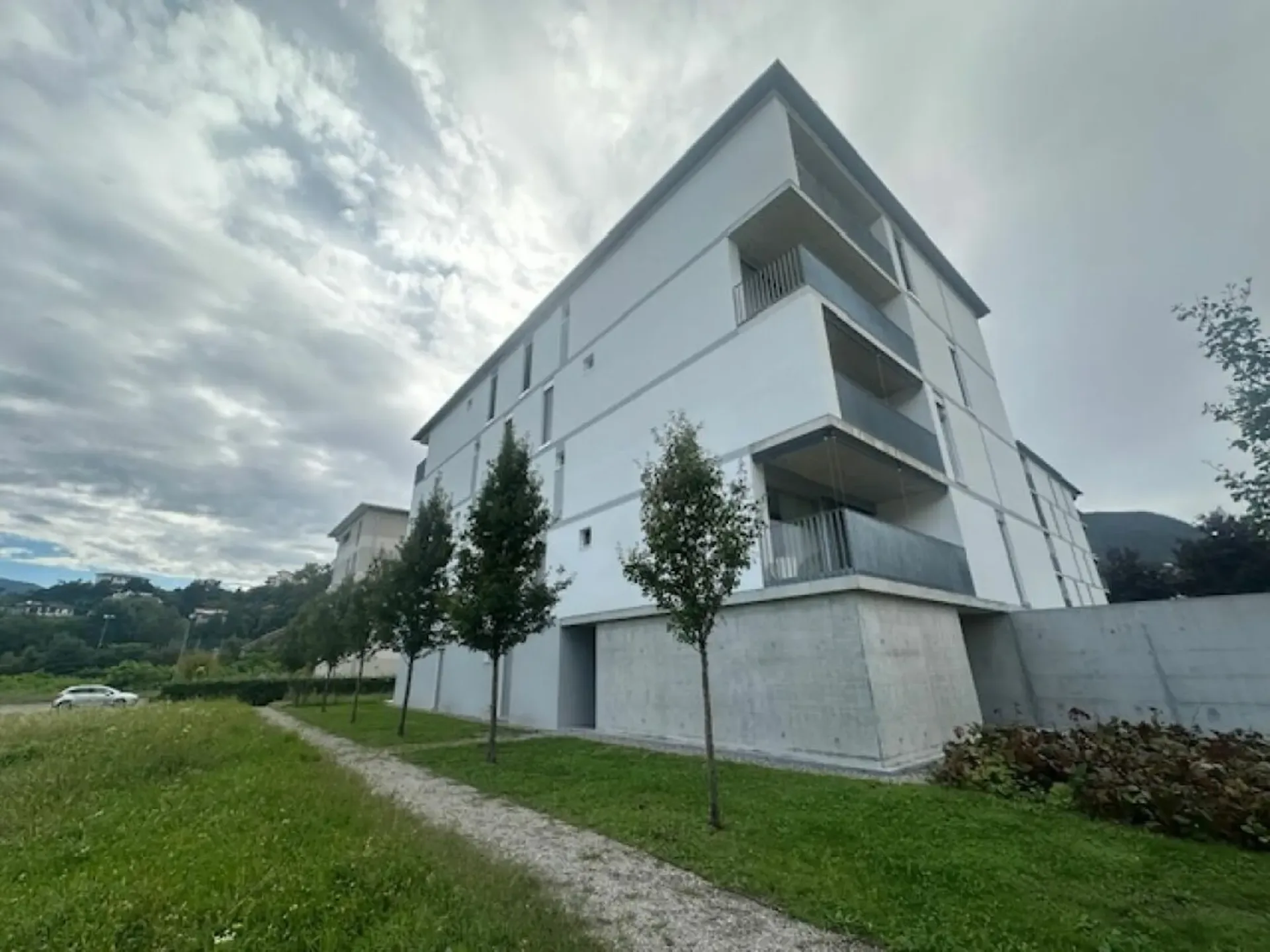 We are selling a modern 3.5-room apartment with a balcony in a quiet and well-connected location in Ascona