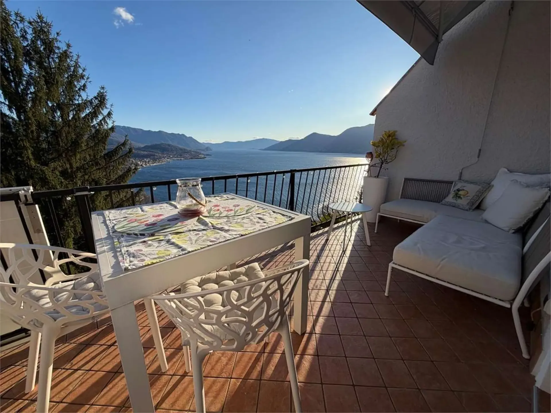 Zweizimmer-Eckwohnung mit renoviertem schönen Terrassenbereich und traumhafter Seeblick