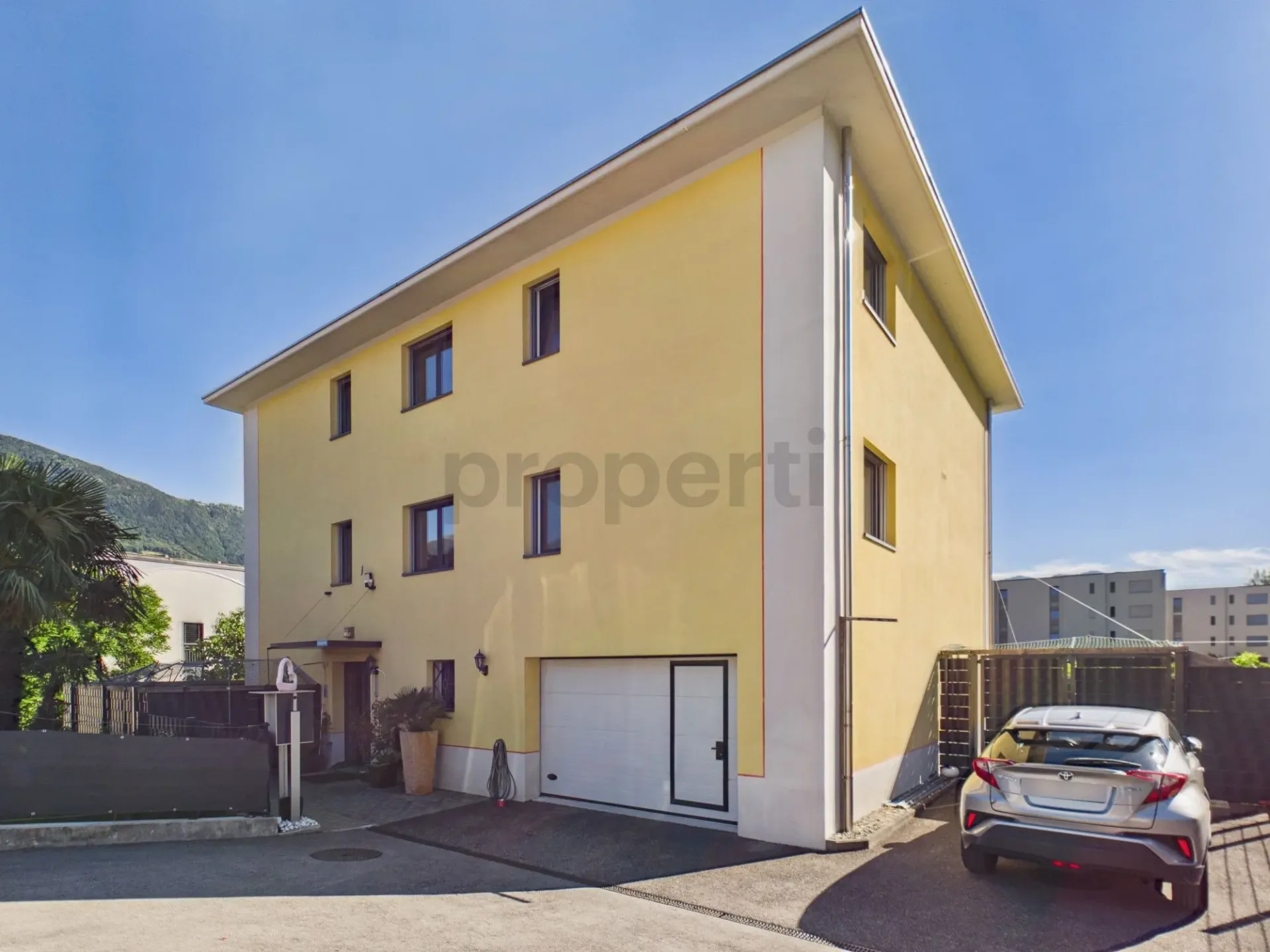 Geräumiges Mehrfamilienhaus von 2015 mit Garten und großem Platz, Sementina