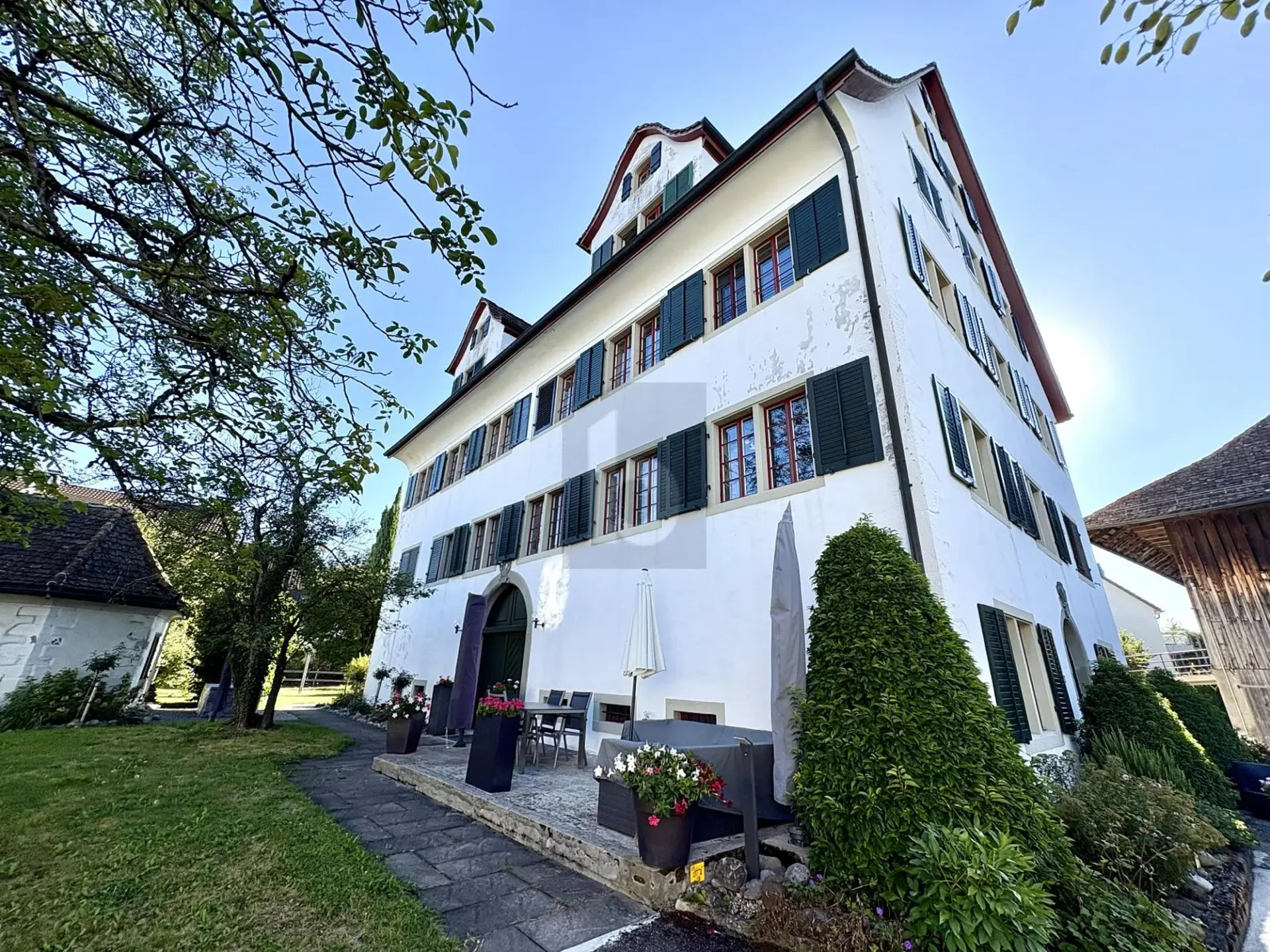 RUHIG UND GROSSZÜGIG MIT GARTENSITZPLATZ